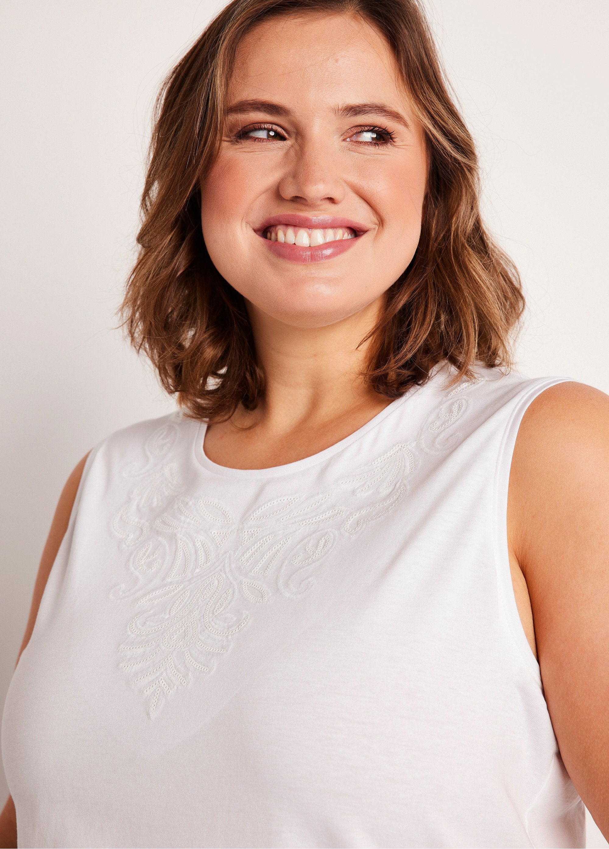 Débardeur_uni_court_brodé_sequins_Blanc_DE1_curvy