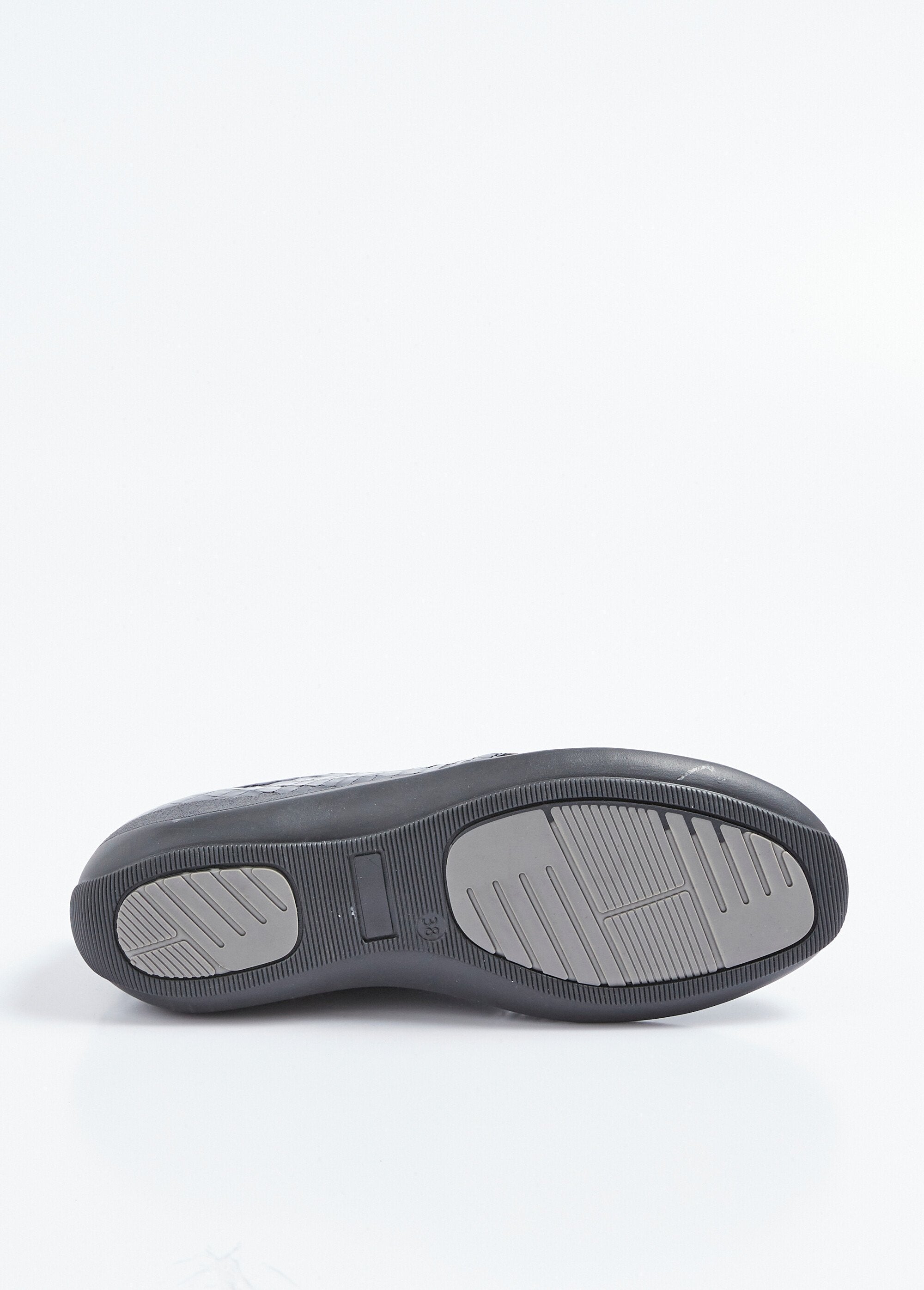 Derbies_cuir_vernis_effet_reptile_grande_largeur_lacées_Vernis_noir_UN1_slim