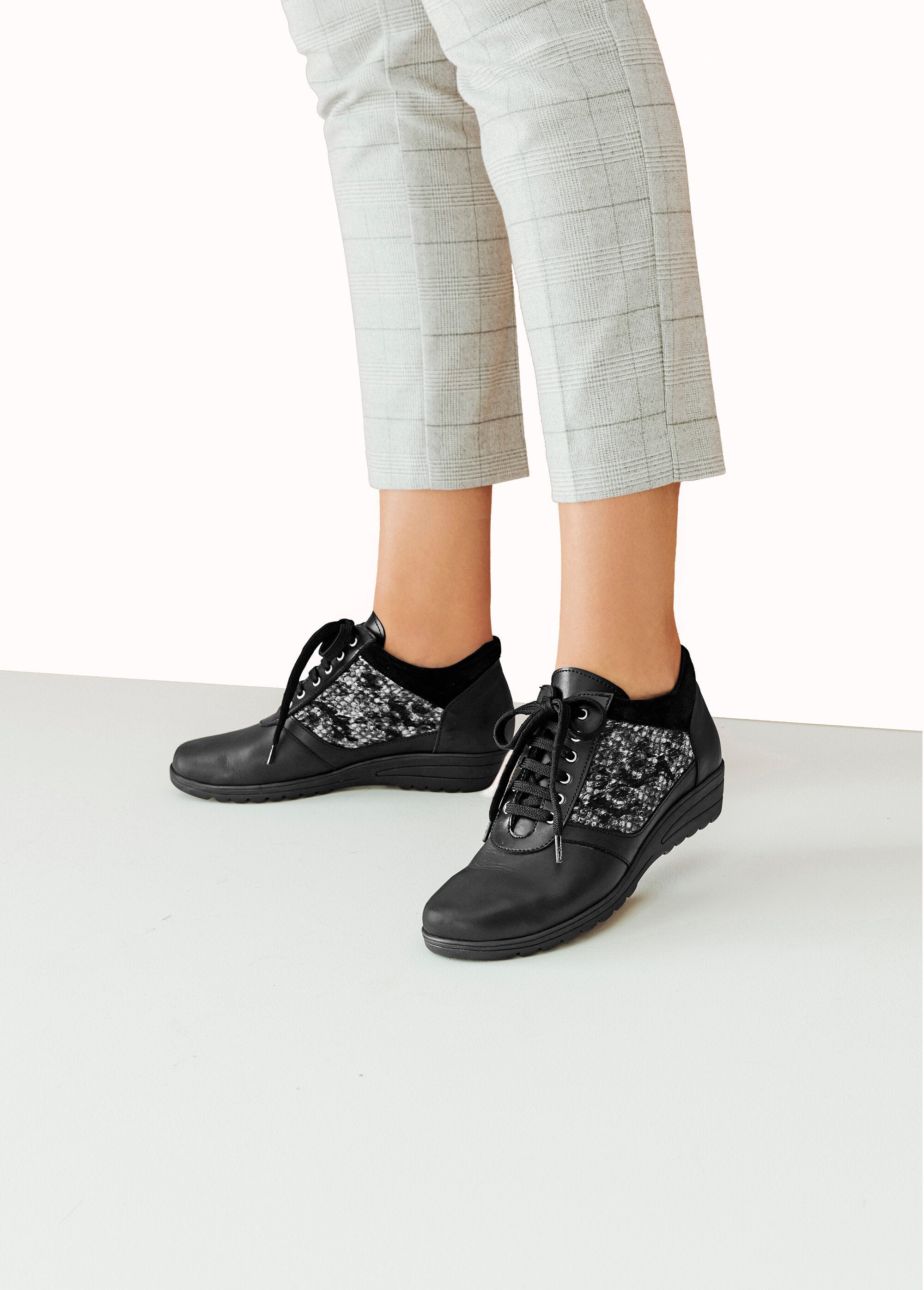 Derbies_en_cuir_fantaisie_façon_reptile_Noir_SF1_slim