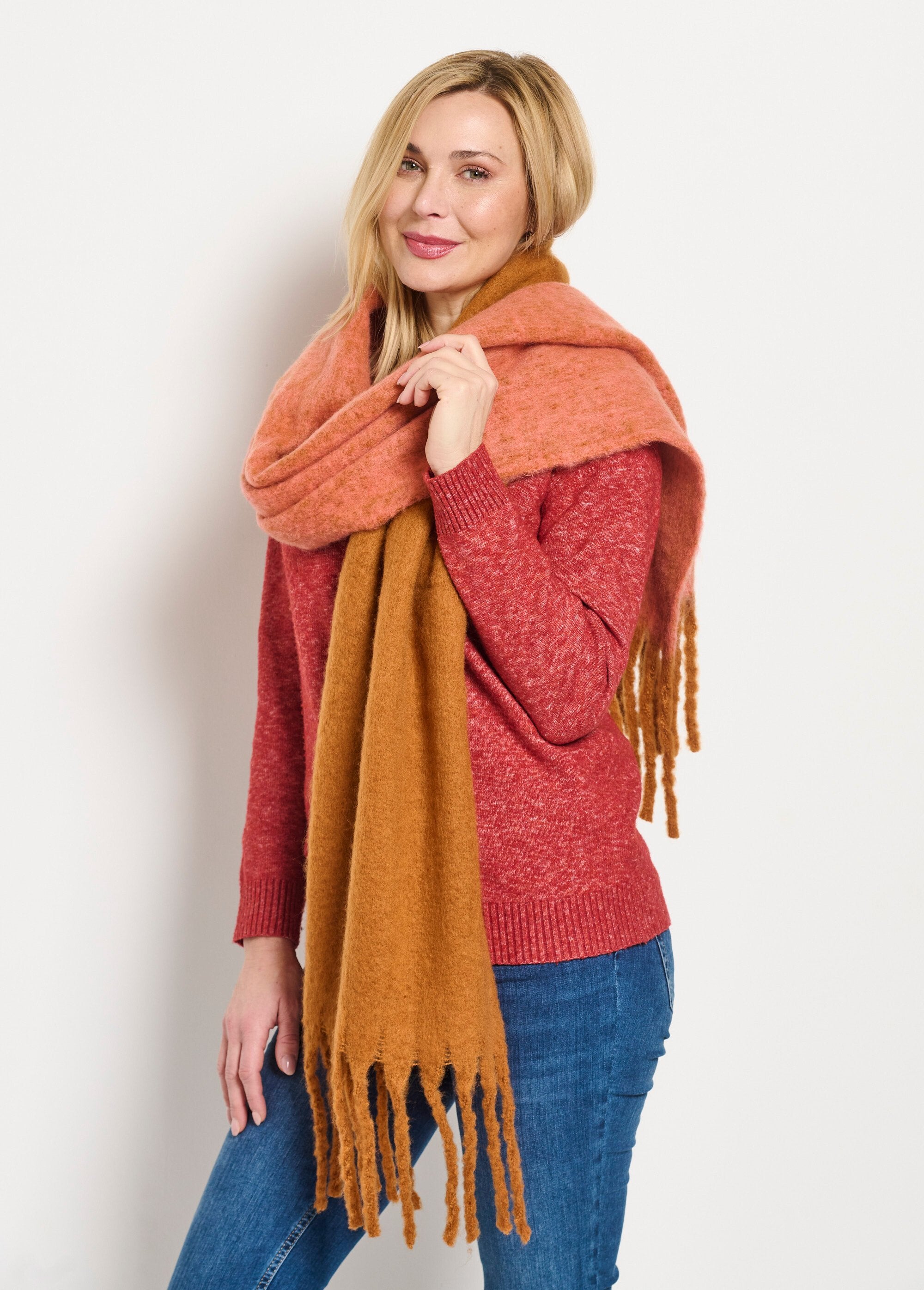 Warme_tweekleurige_sjaal_met_franjes_Orange_et_brique_DR1_slim