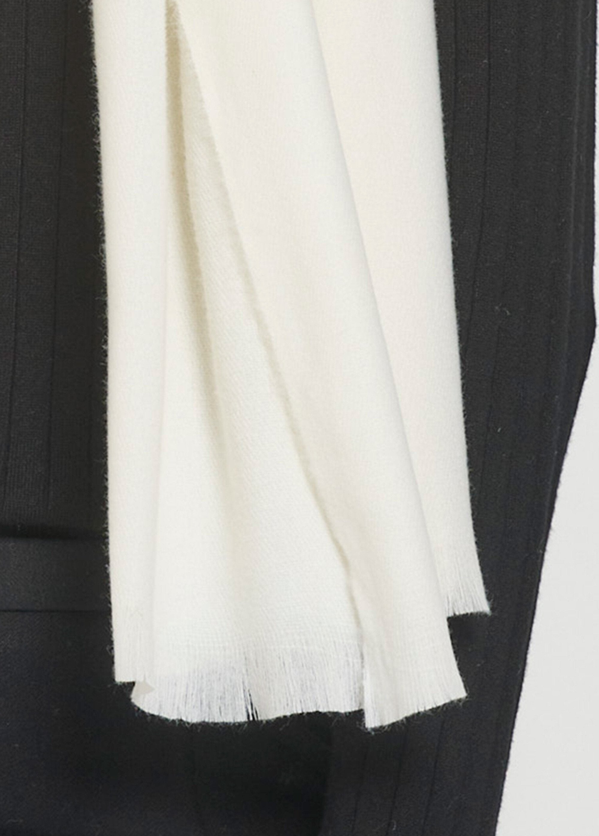 Warme,_trendy_sjaal_met_kleine_franjes_Ecru_DE1_slim