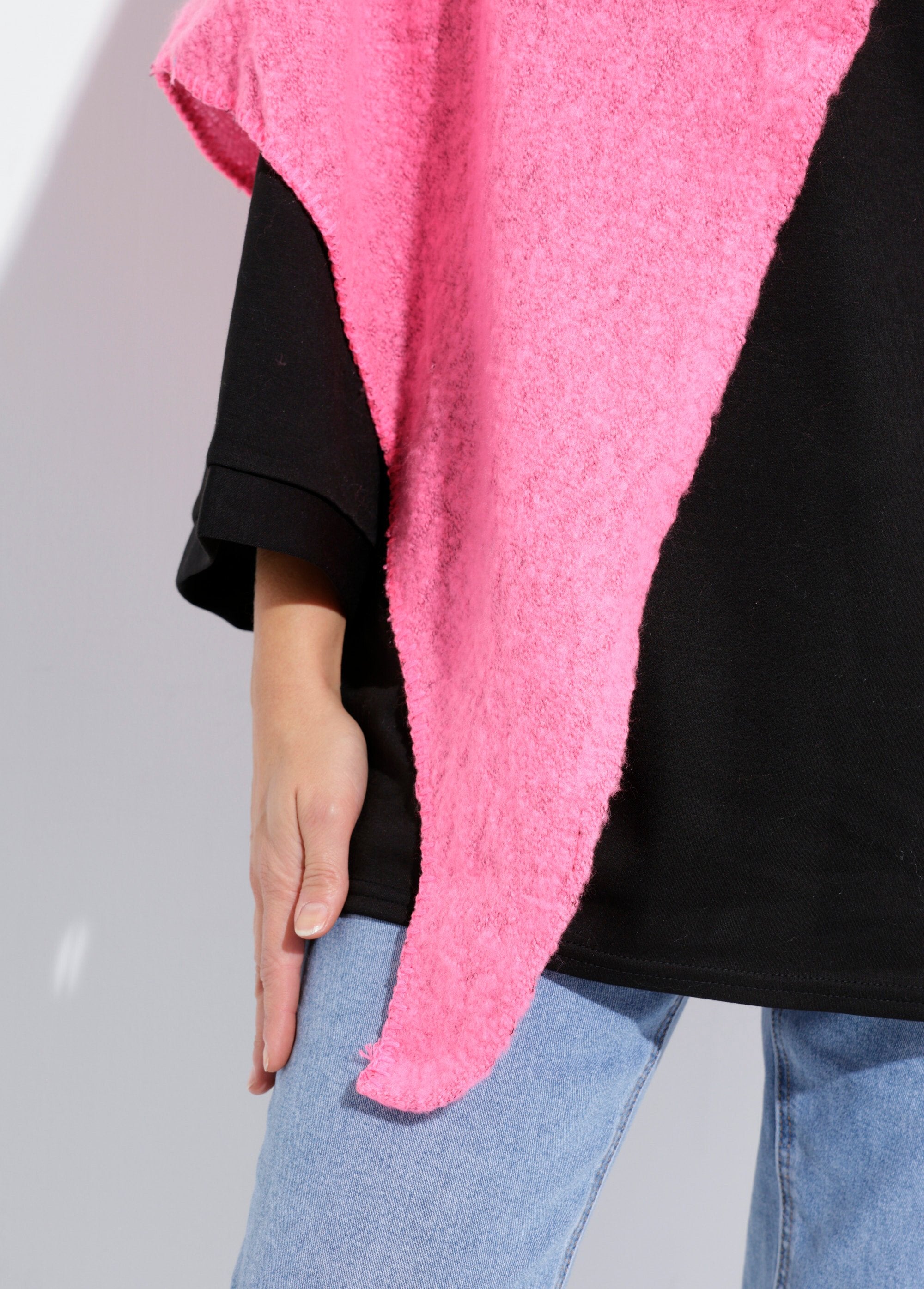 Zachte_en_warme_gebreide_driehoeksjaal_Fuchsia_DE1_slim