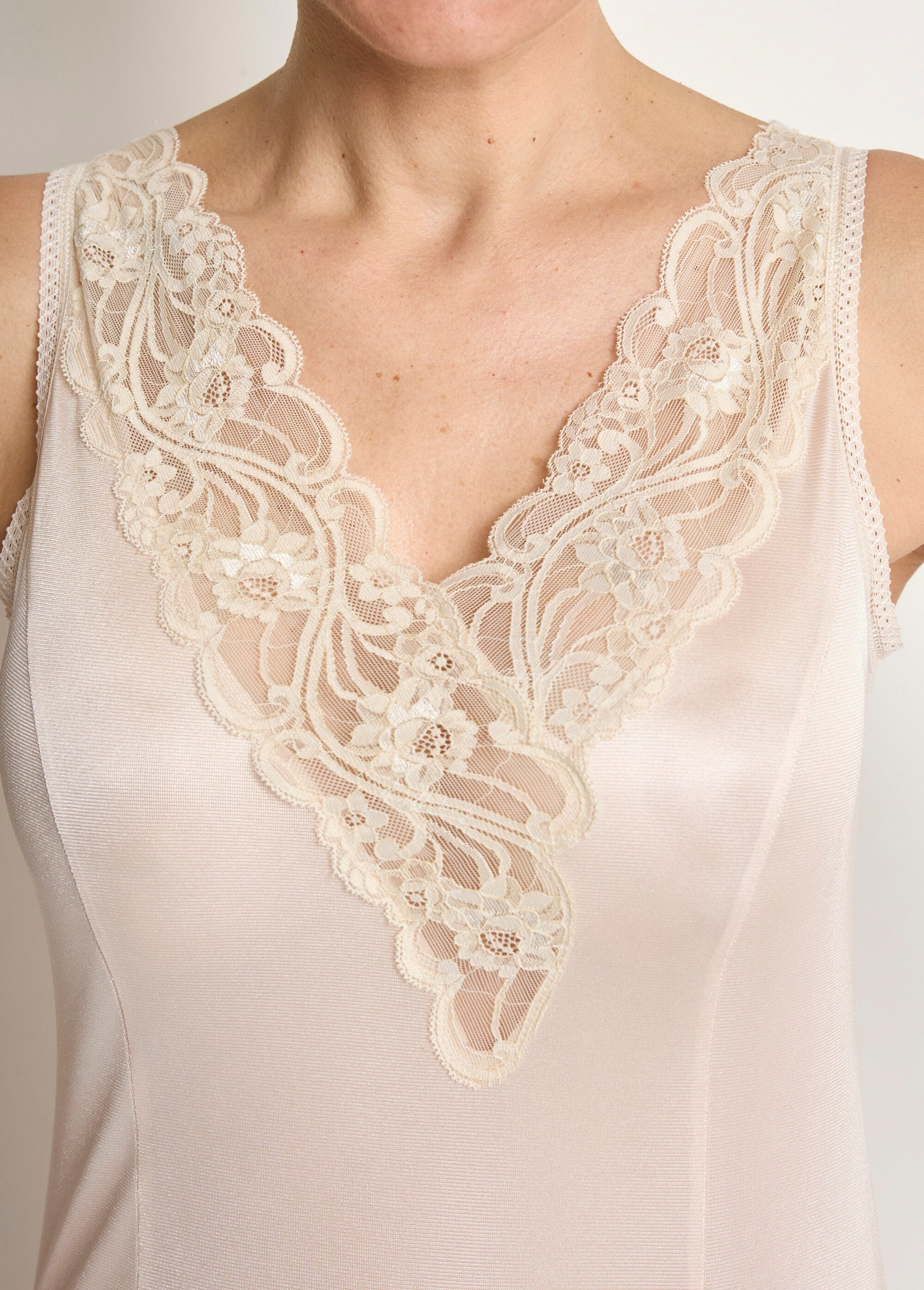 Fond_de_robe_satiné_antistatique_et_dentelle_Rose_DE1_slim