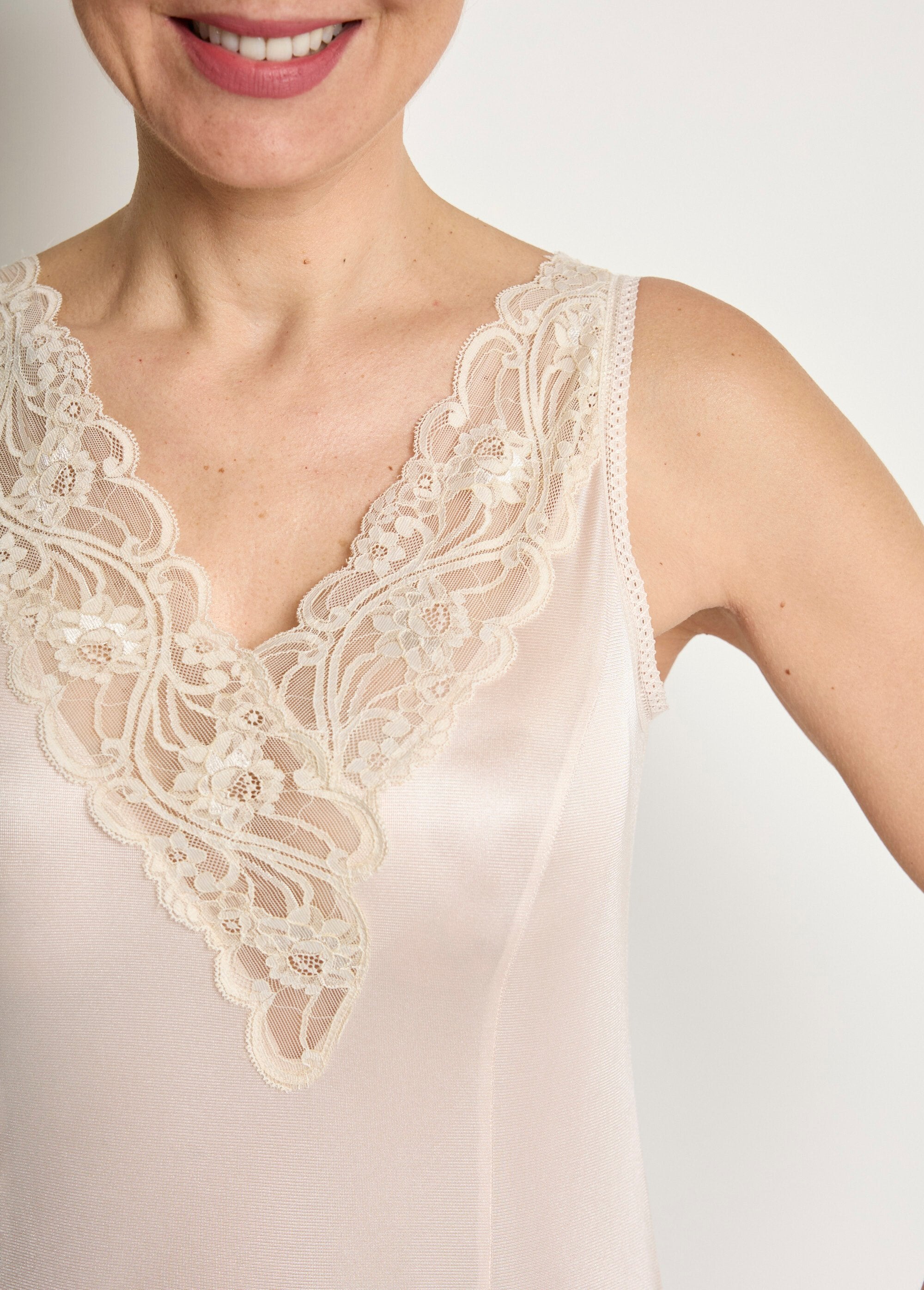 Fond_de_robe_satiné_antistatique_et_dentelle_Rose_DE2_slim