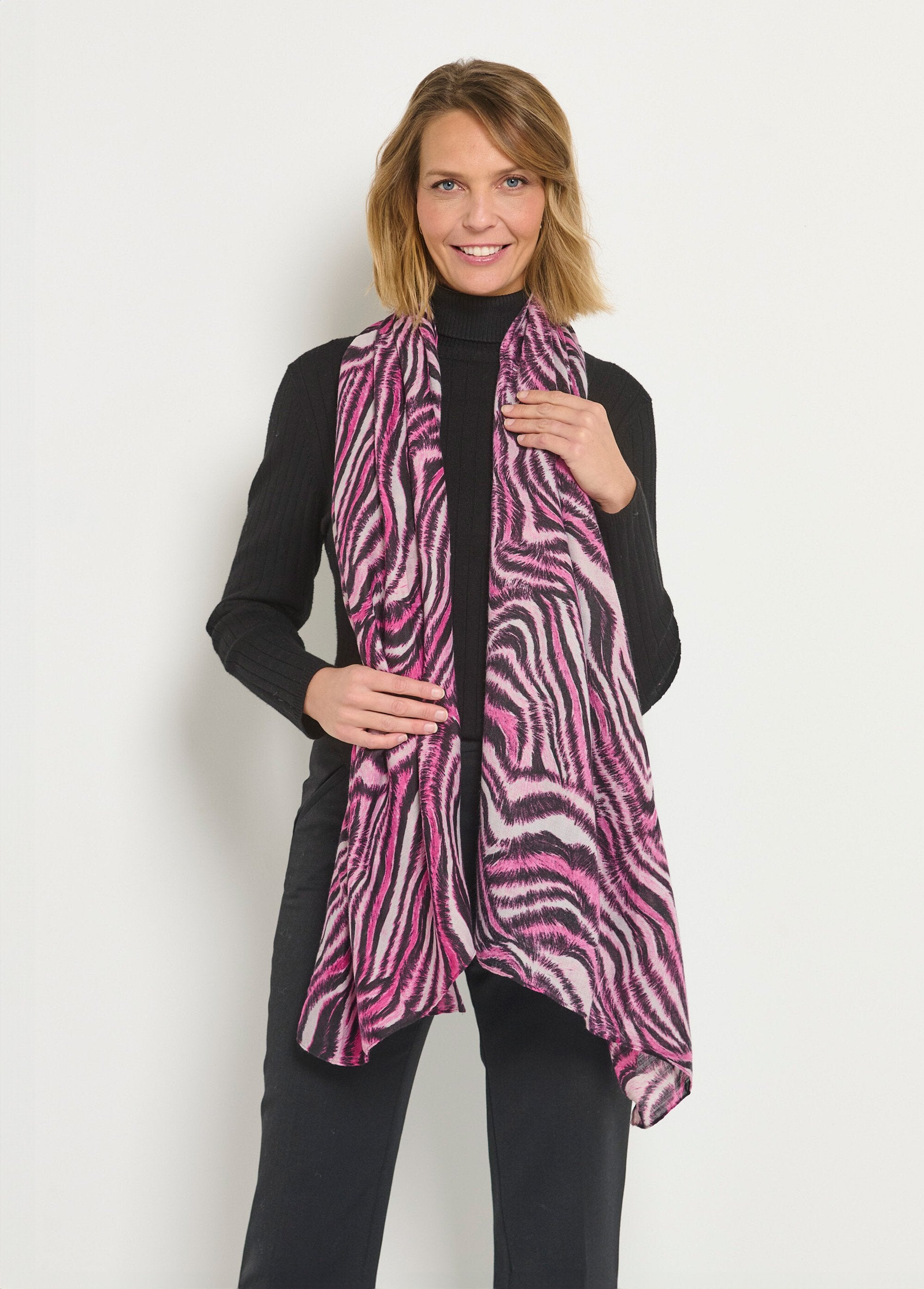 Revisited_sjaal_met_dierenprint_Rose_et_noir_DE1_slim