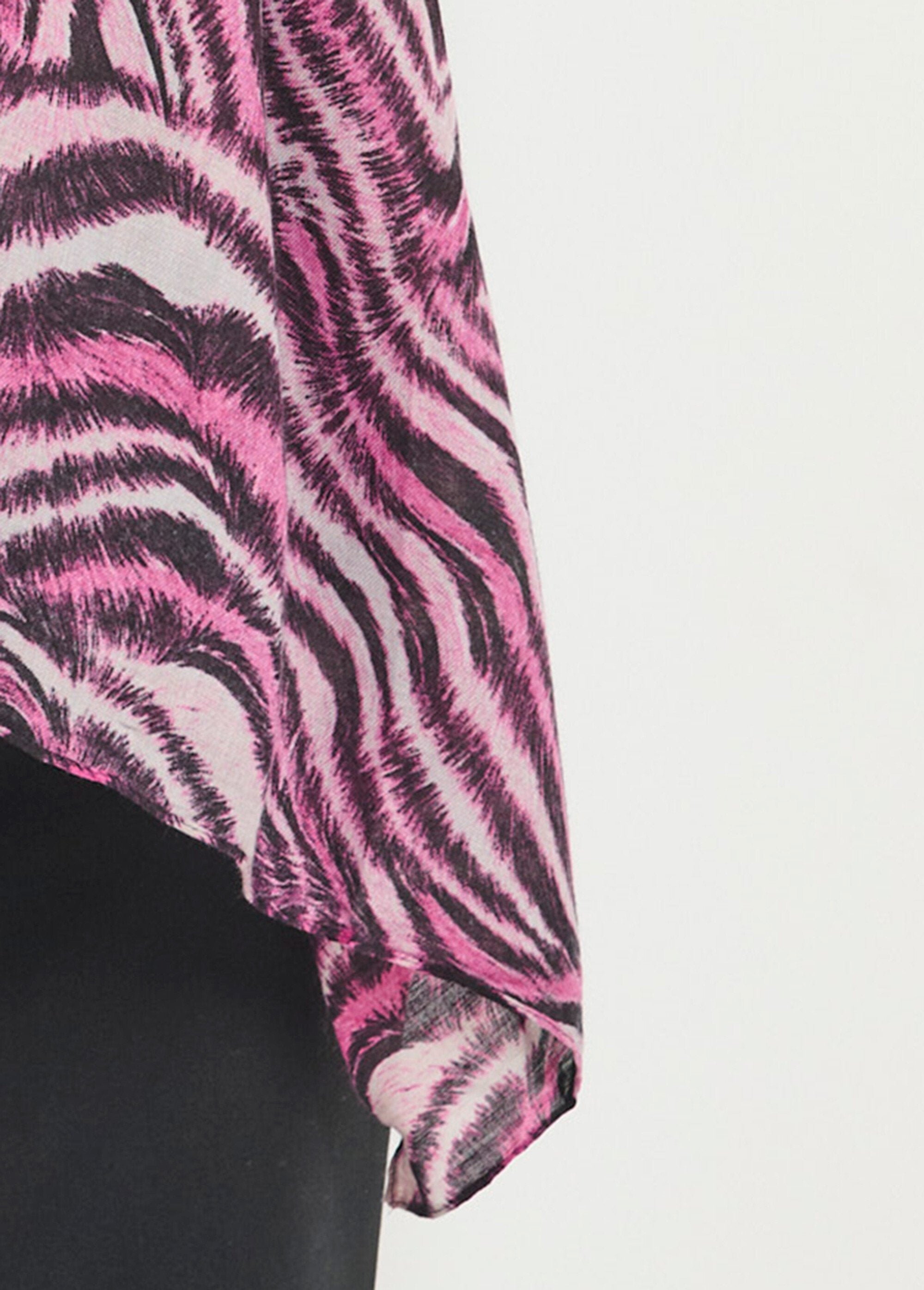 Foulard_motif_animalier_revisité_Rose_et_noir_DE2_slim