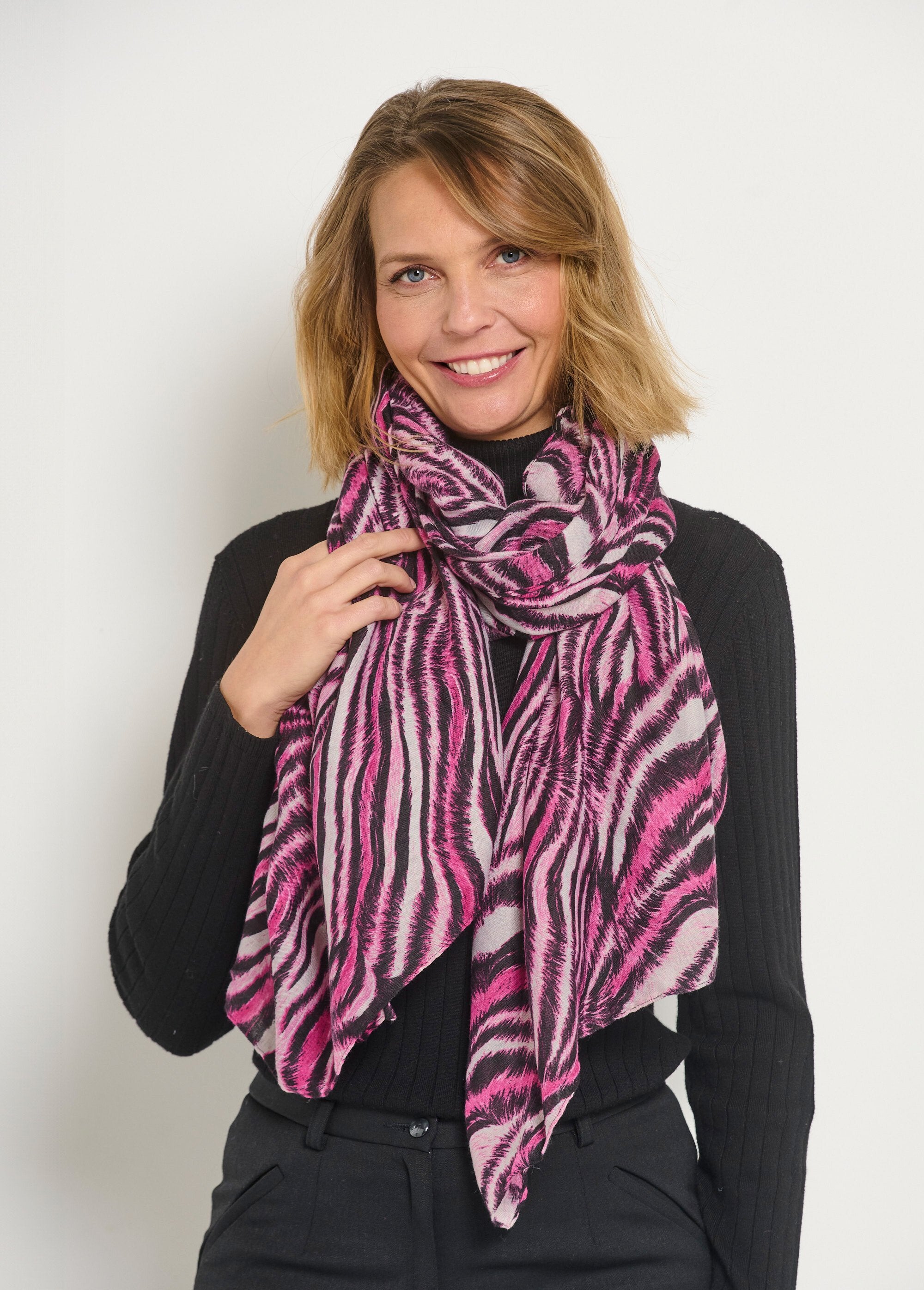 Revisited_sjaal_met_dierenprint_Rose_et_noir_FA1_slim