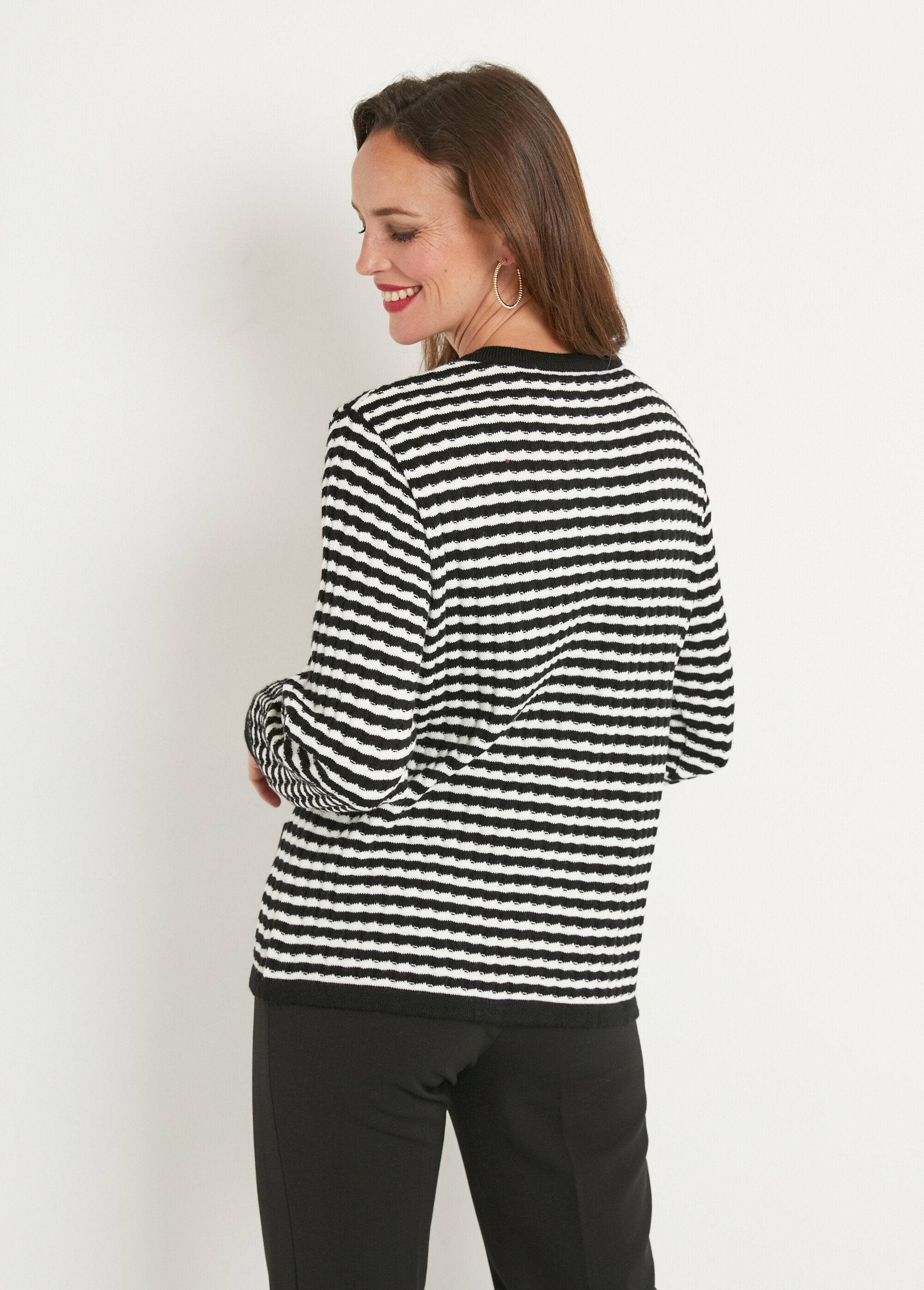 Gestreept_vest_met_knoopsluiting,_ronde_kraag_en_gouden_knopen_Noir_et_ecru_DO1_slim