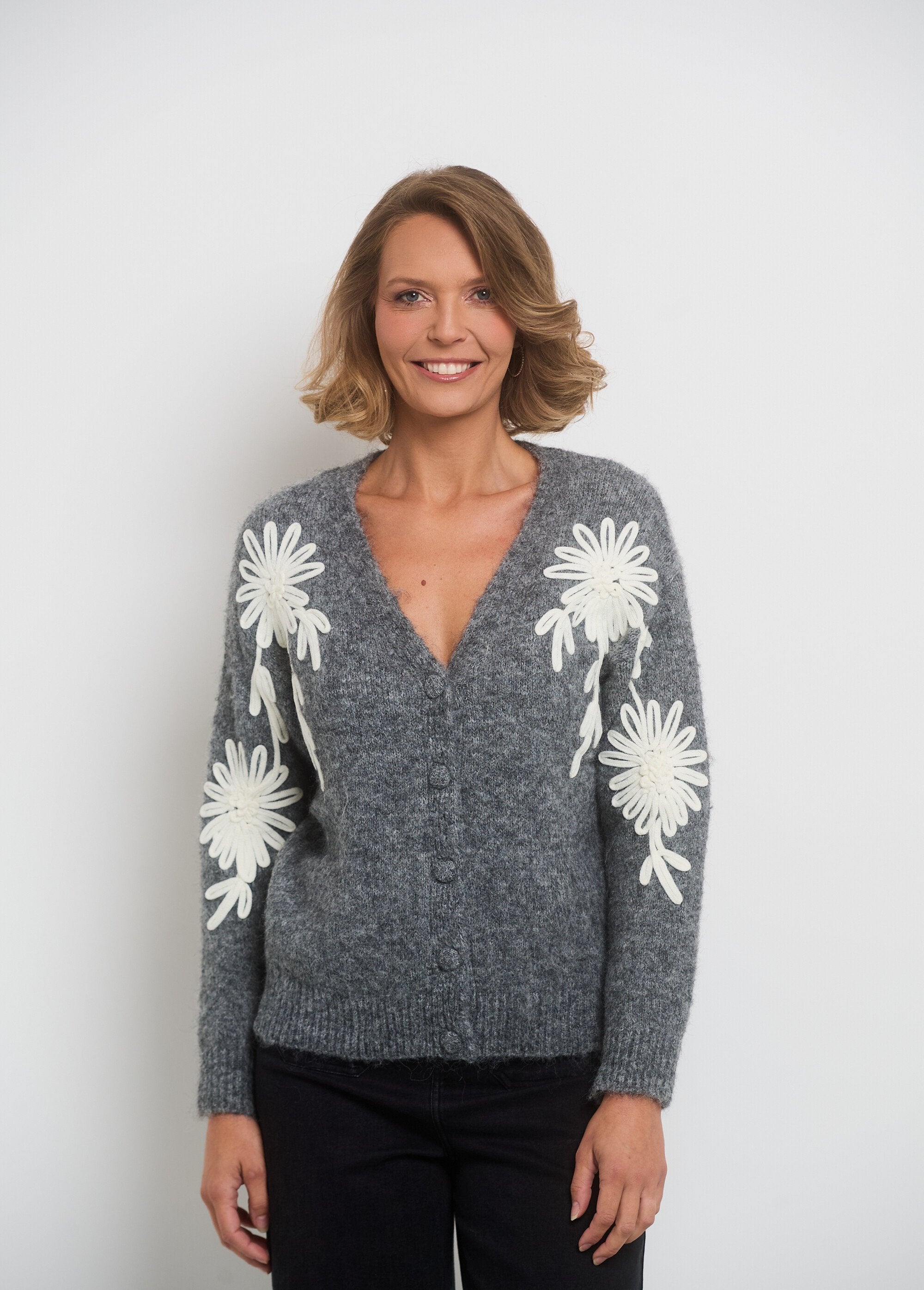 Gilet_chaud_col_V_applications_fleurs_Gris_FA1_slim