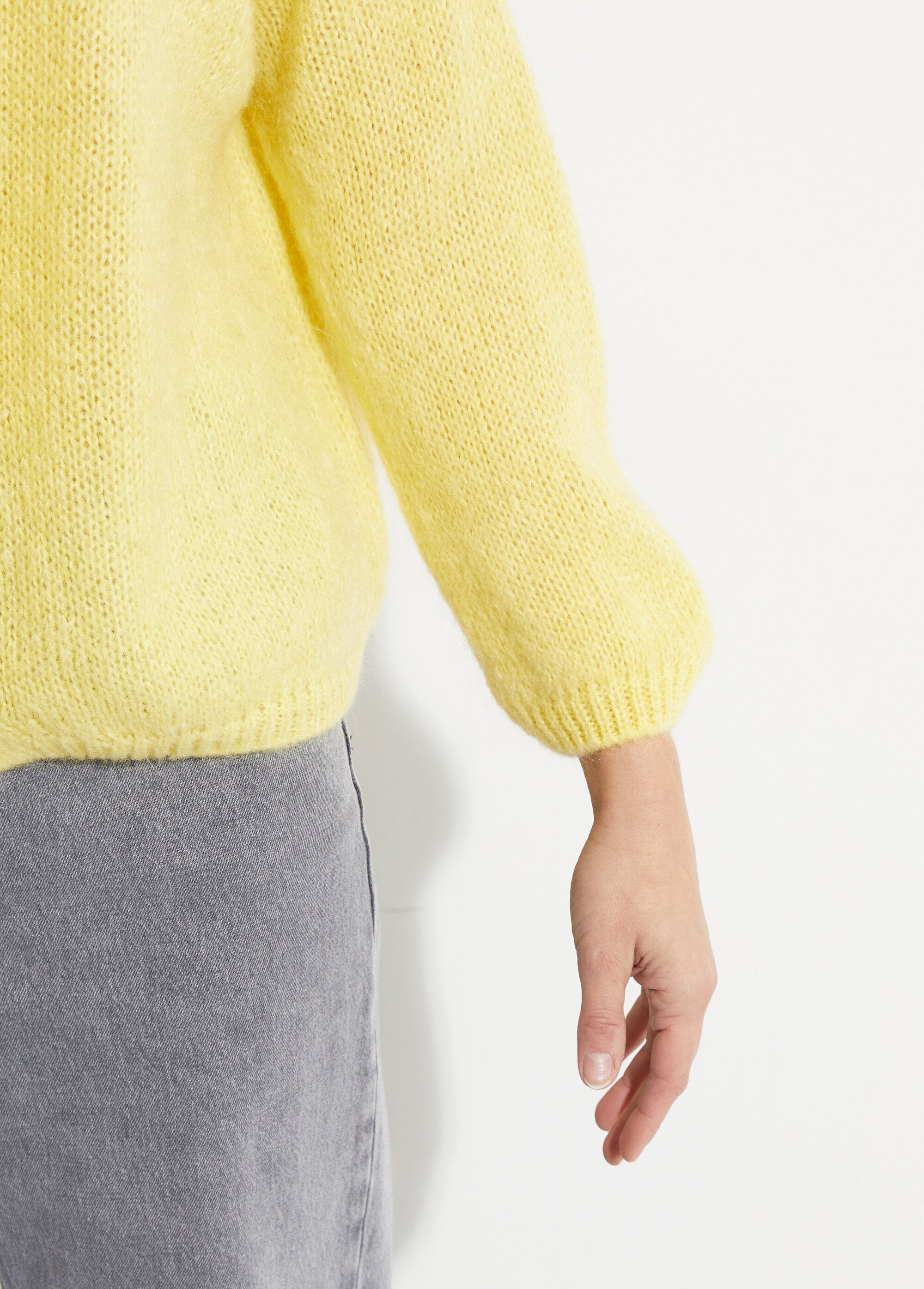 Gilet_chaud_col_V_en_maille_mohair_Jaune_DE2_slim