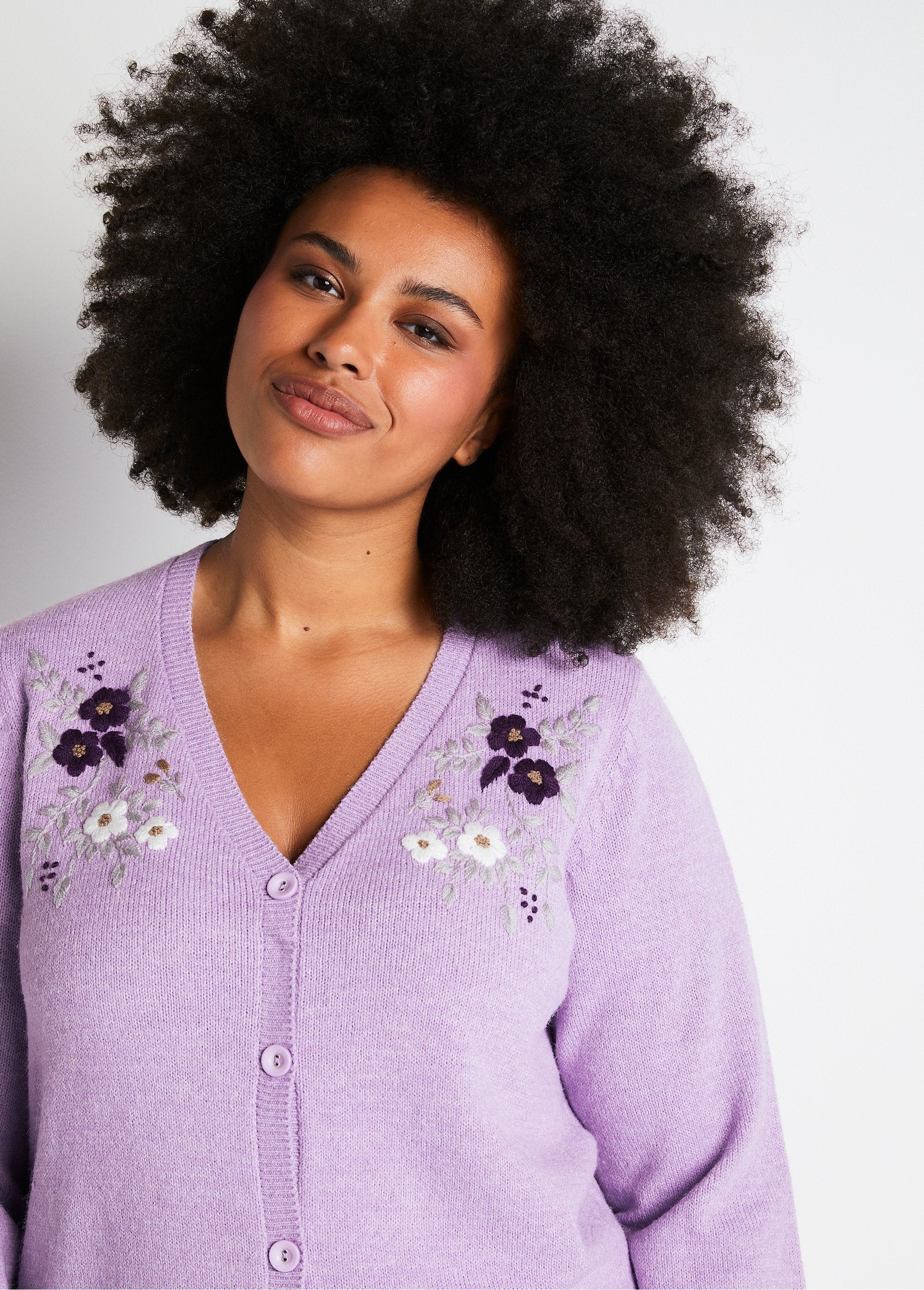 Gilet_doux_uni_col_V_boutonné_court_brodé_Lilas_DE1_curvy