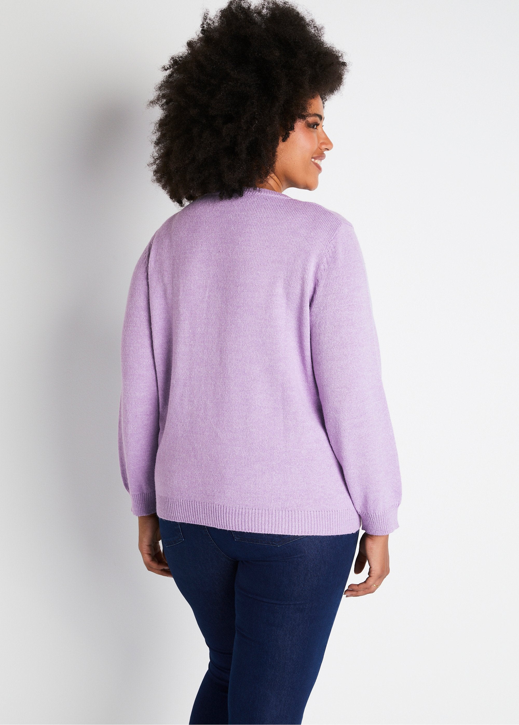 Gilet_doux_uni_col_V_boutonné_court_brodé_Lilas_DO1_curvy