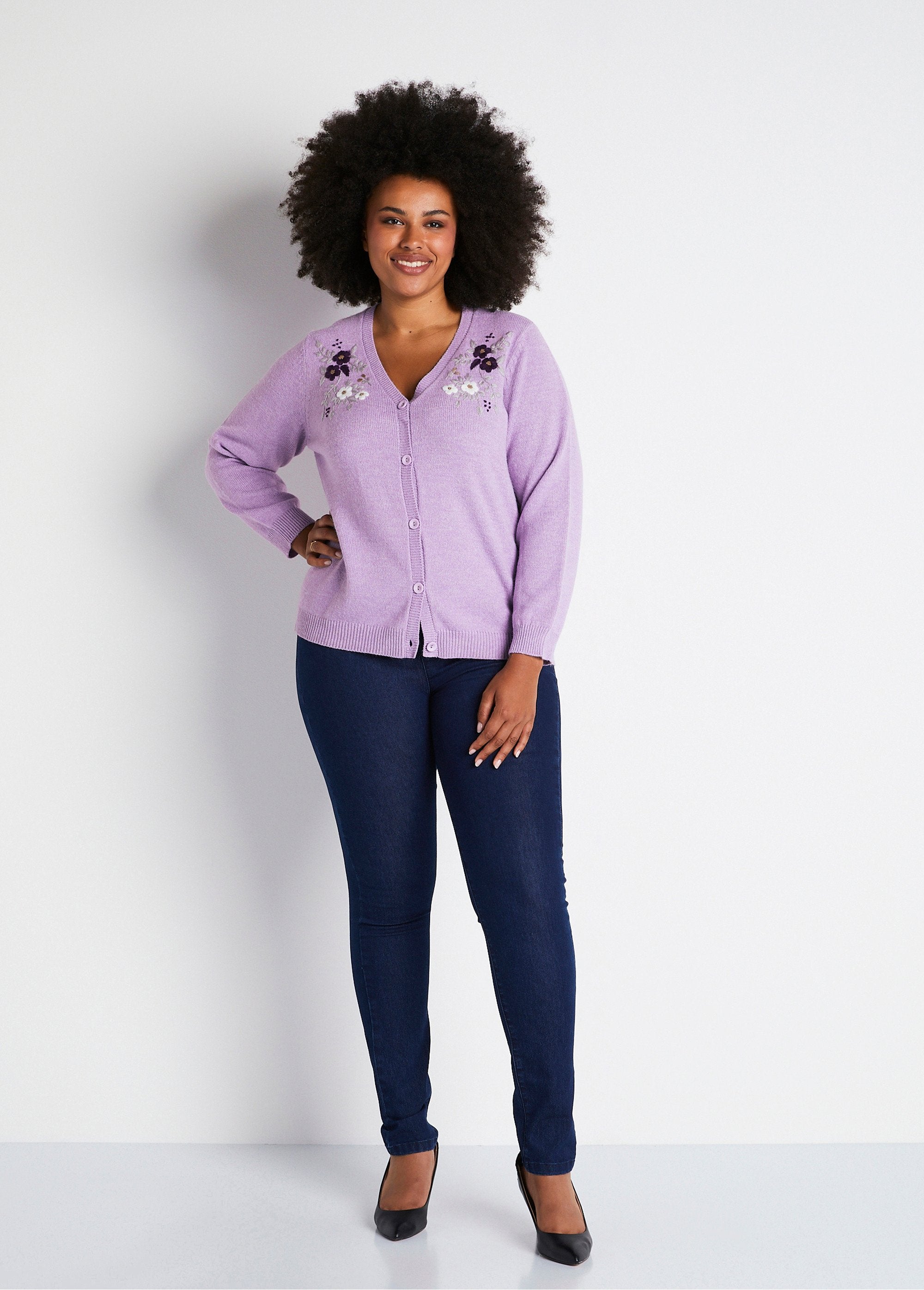 Gilet_doux_uni_col_V_boutonné_court_brodé_Lilas_SF1_curvy