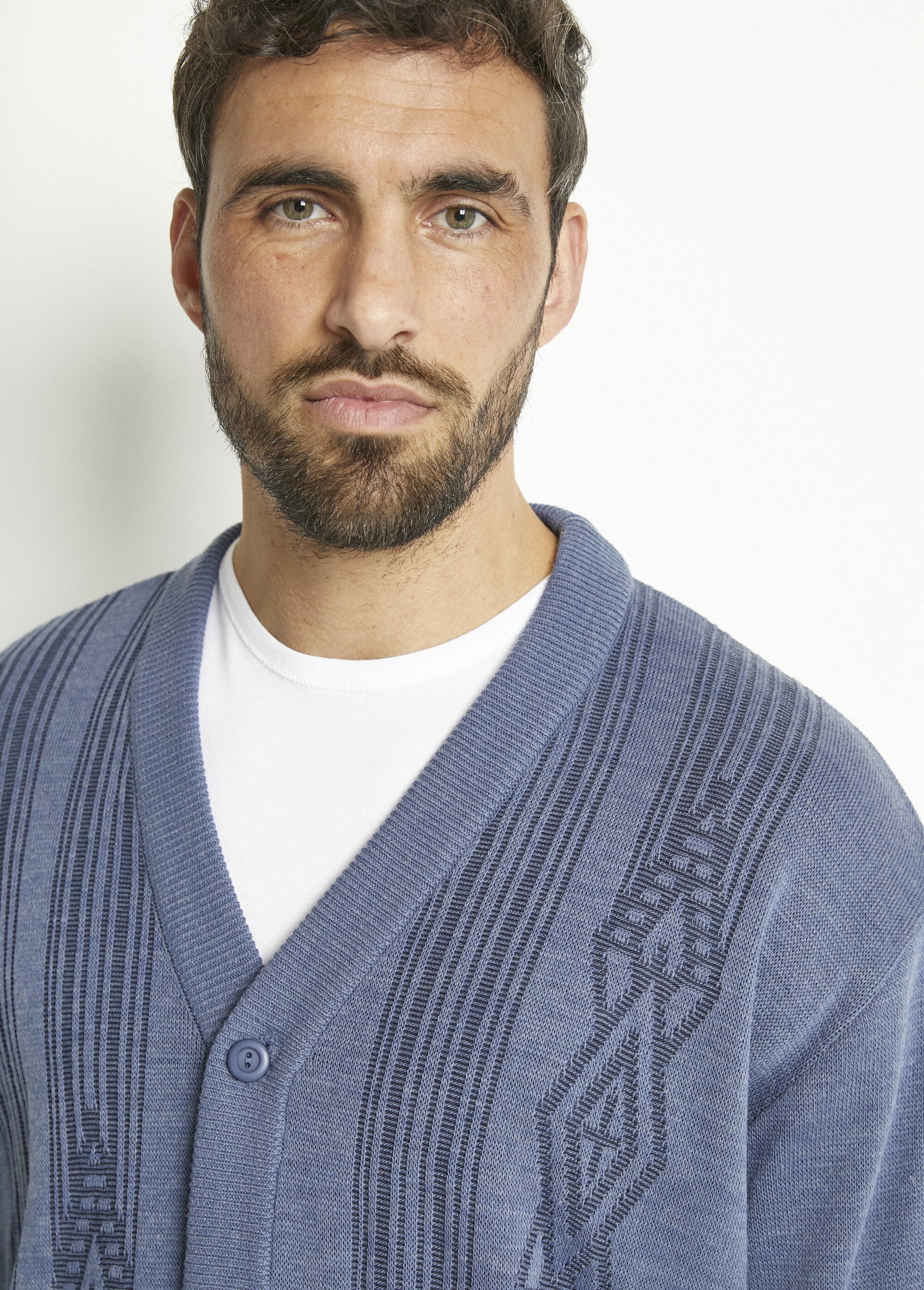 Wollen_vest_met_lange_mouwen_en_V-hals_met_knopen_Chine_bleu_DE1_slim