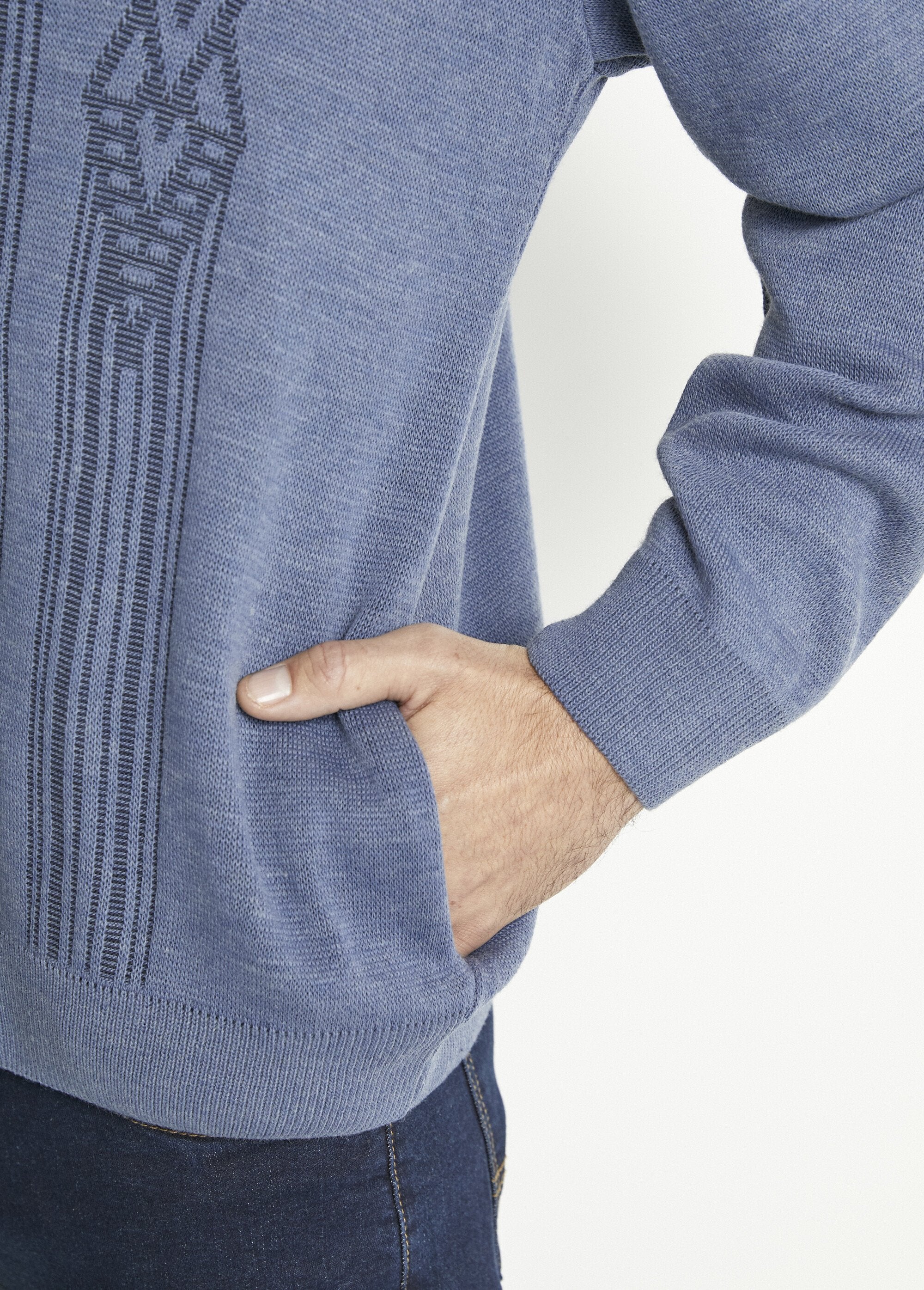 Wollen_vest_met_lange_mouwen_en_V-hals_met_knopen_Chine_bleu_DE3_slim