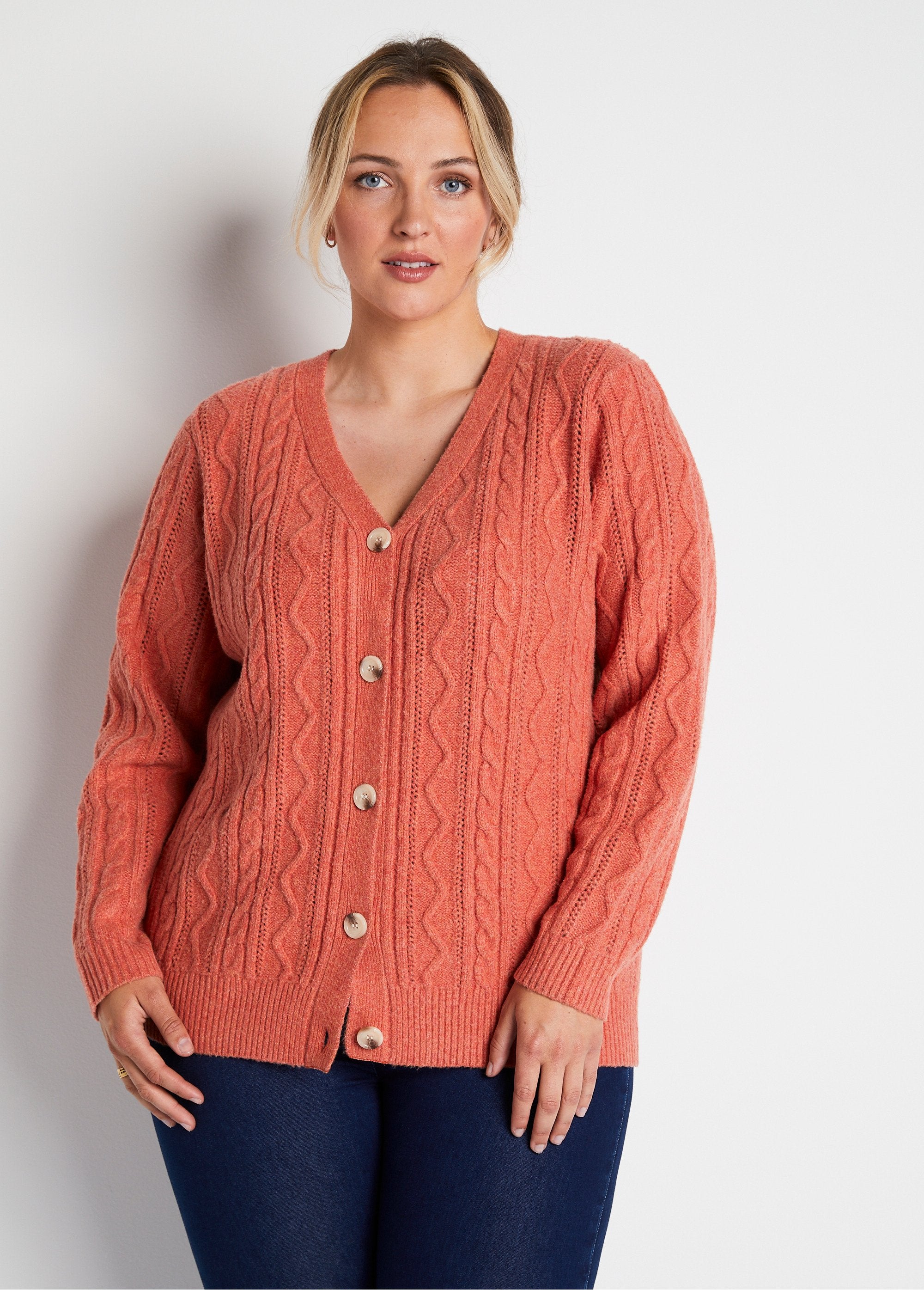 Gilet_court_boutonné_col_V_maille_torsades_Tomette_FA1_curvy