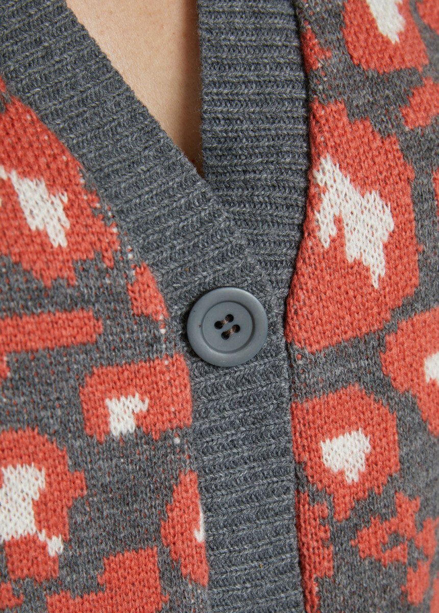 Gilet_court_boutonné_jacquard_léopard_Gris_et_tomette_DE2_slim
