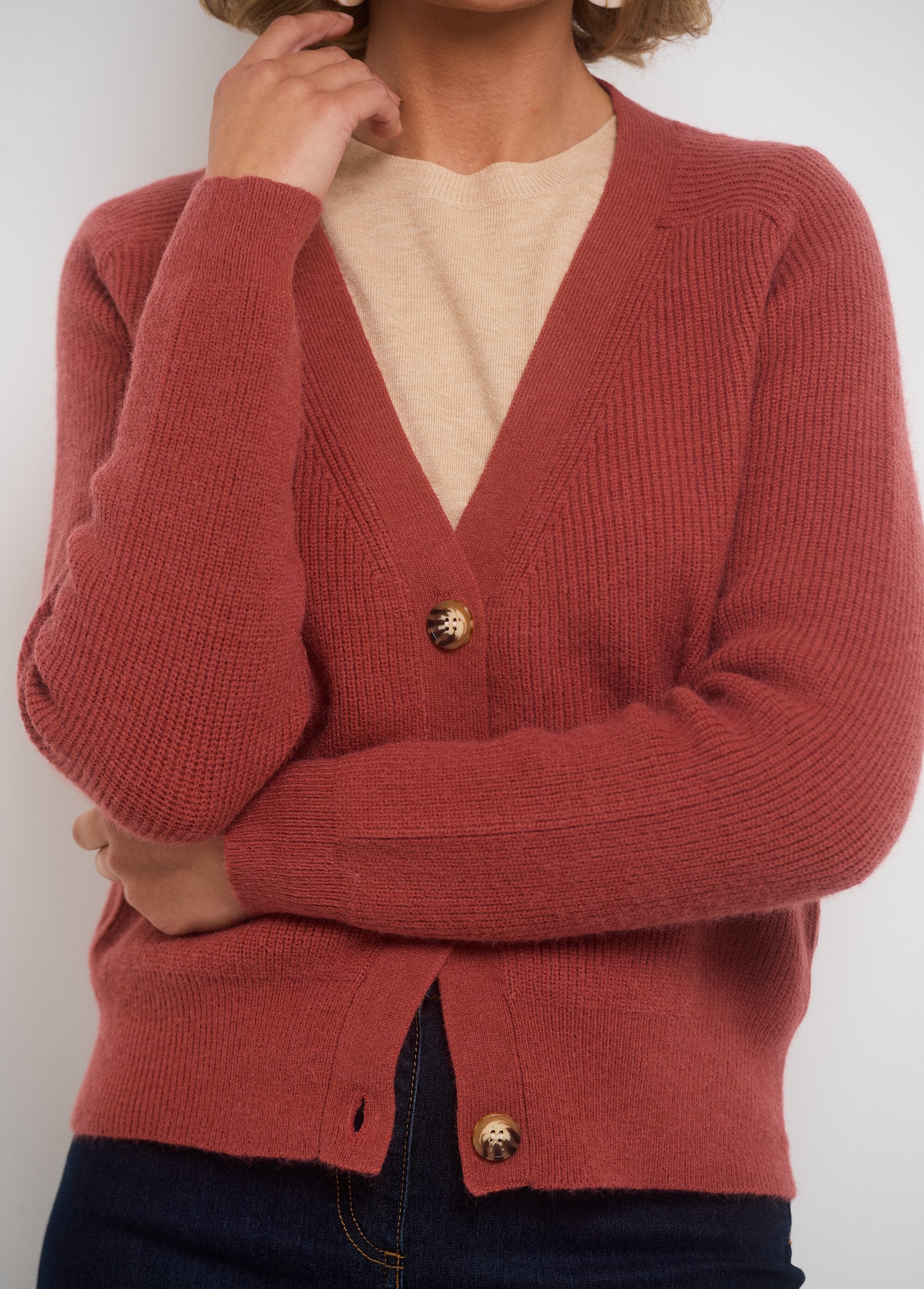 Kort_vest_met_V-hals_en_contrasterende_knopen_Terracota_DE1_slim