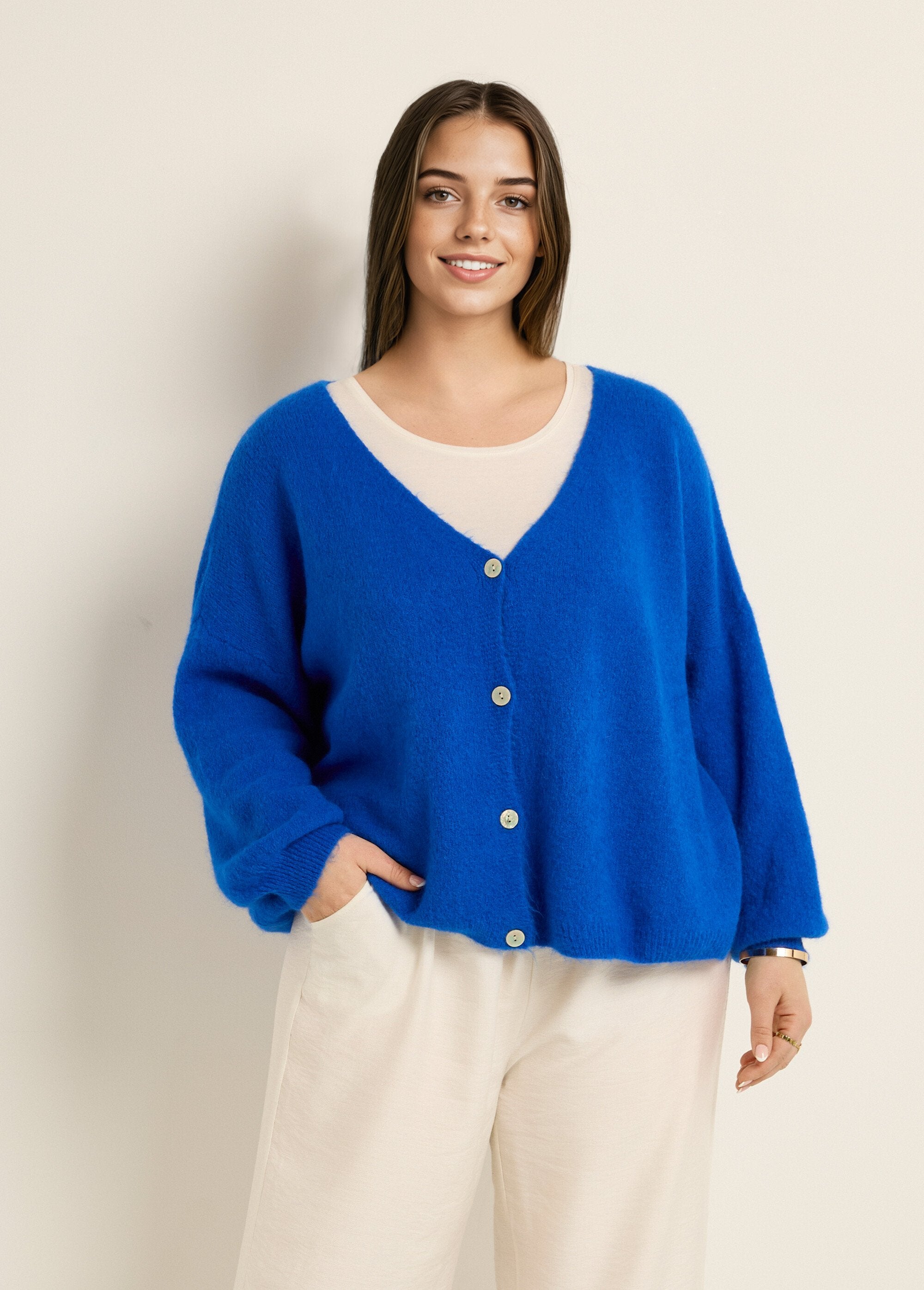 Gebreid_vest_met_alpaca,_V-hals_Bleu_dur_FA1_curvy