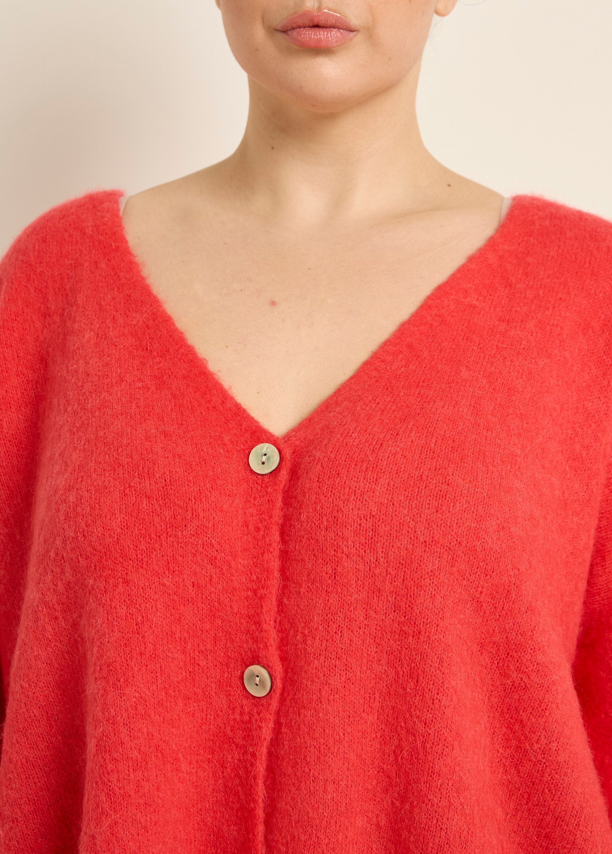 Gebreid_vest_met_alpaca,_V-hals_Corail_DE1_curvy