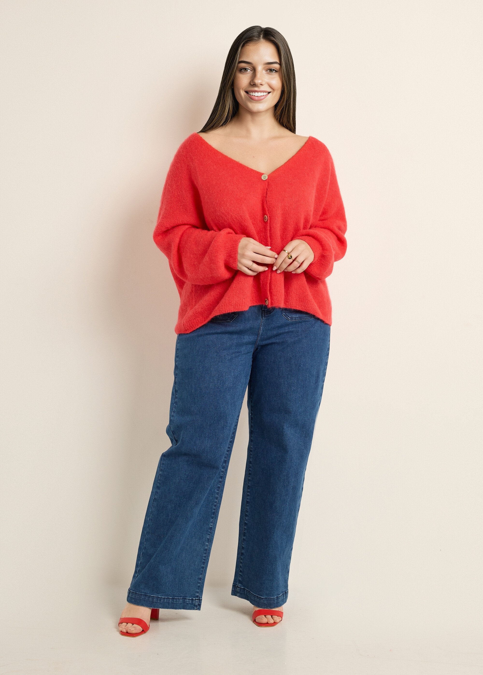 Gebreid_vest_met_alpaca,_V-hals_Corail_SF1_curvy