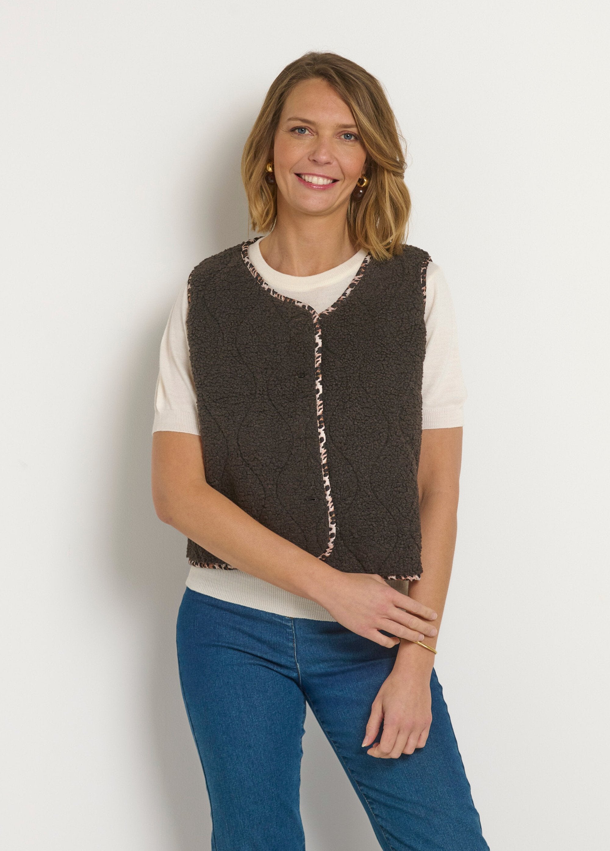 Mouwloos_vest_met_knopen_in_fleece_Marron_FA1_slim