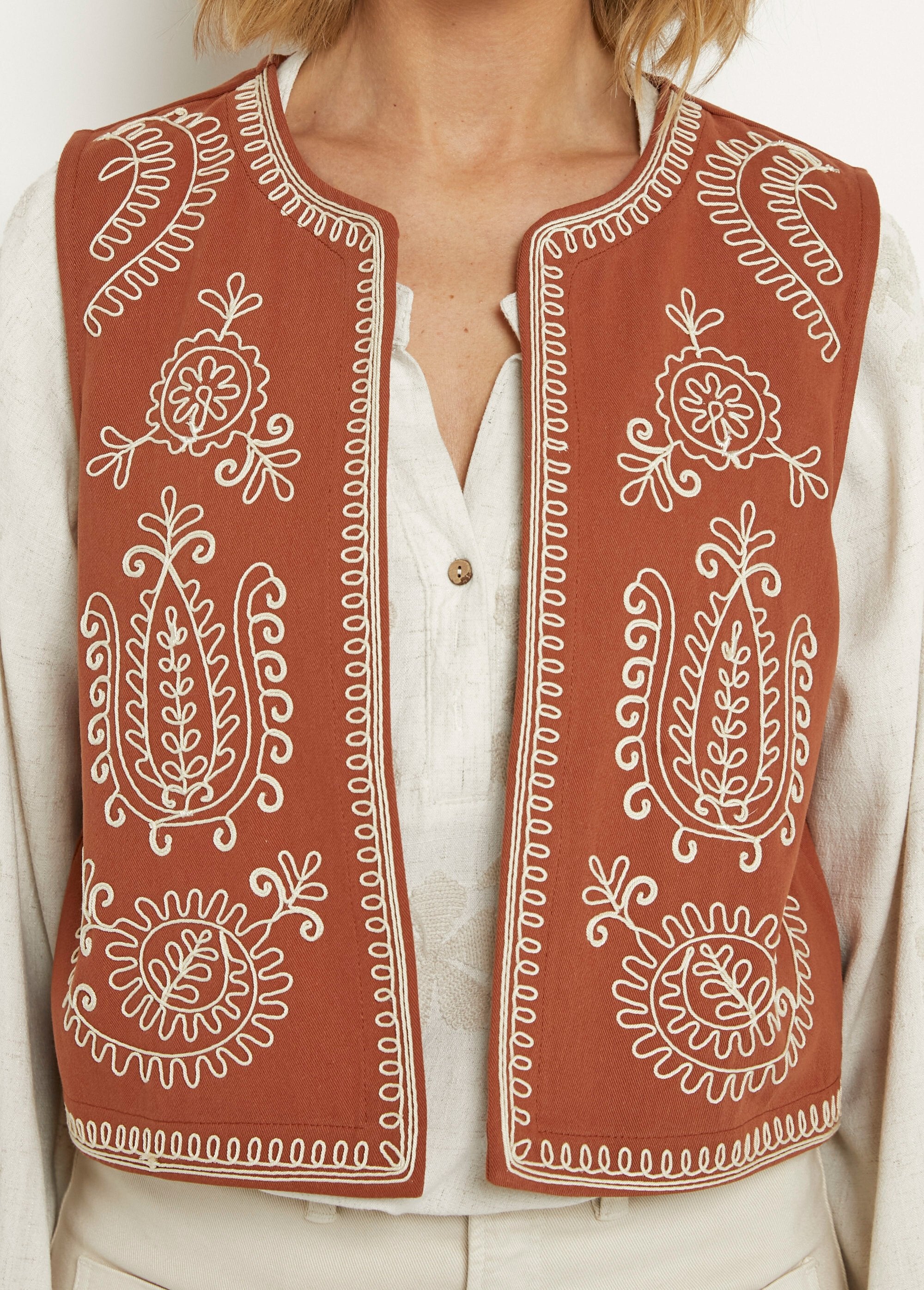 Gilet_sans_manches_brodé_style_scandinave_Paprika_DE2_slim