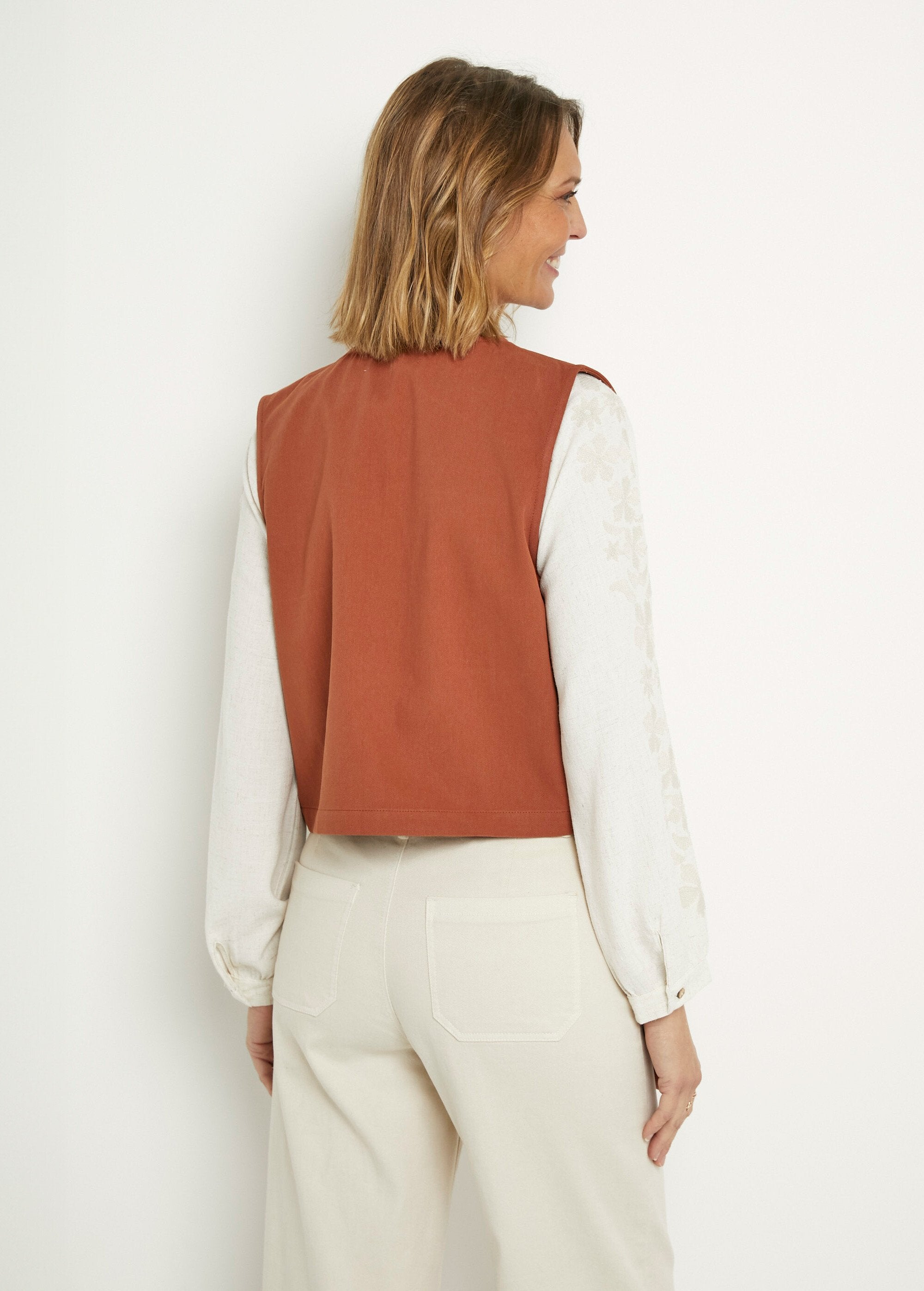 Geborduurd_mouwloos_vest_in_Scandinavische_stijl_Paprika_DO1_slim