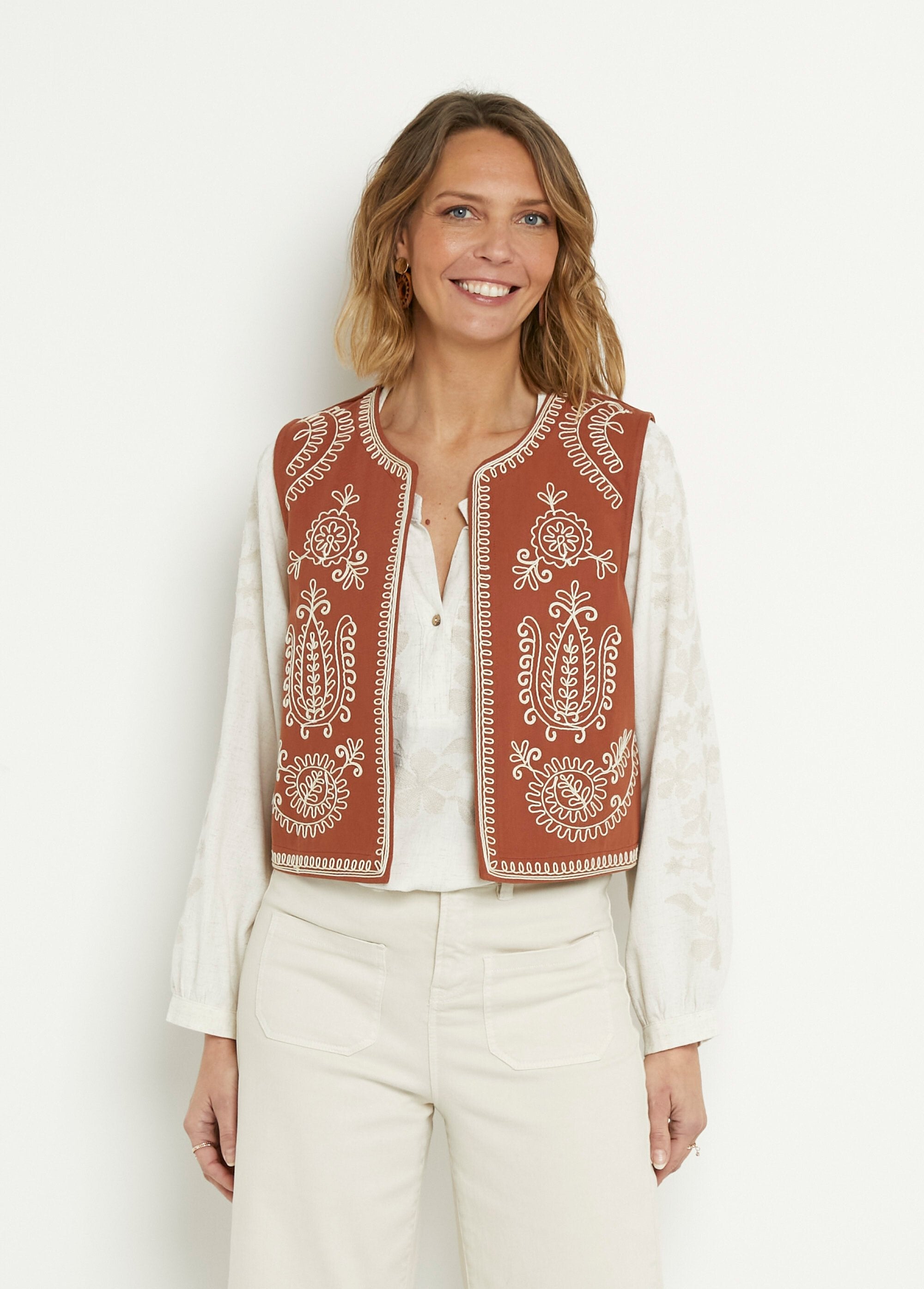 Geborduurd_mouwloos_vest_in_Scandinavische_stijl_Paprika_FA1_slim