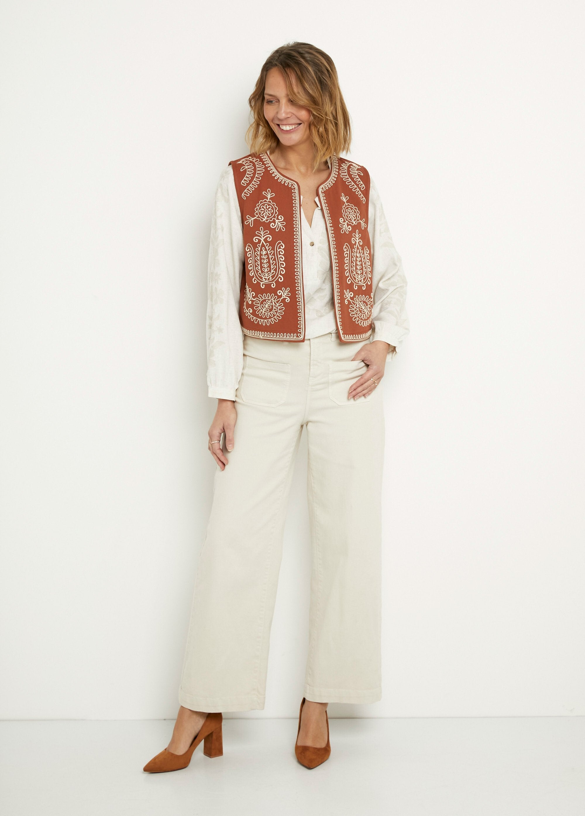 Gilet_sans_manches_brodé_style_scandinave_Paprika_SF1_slim