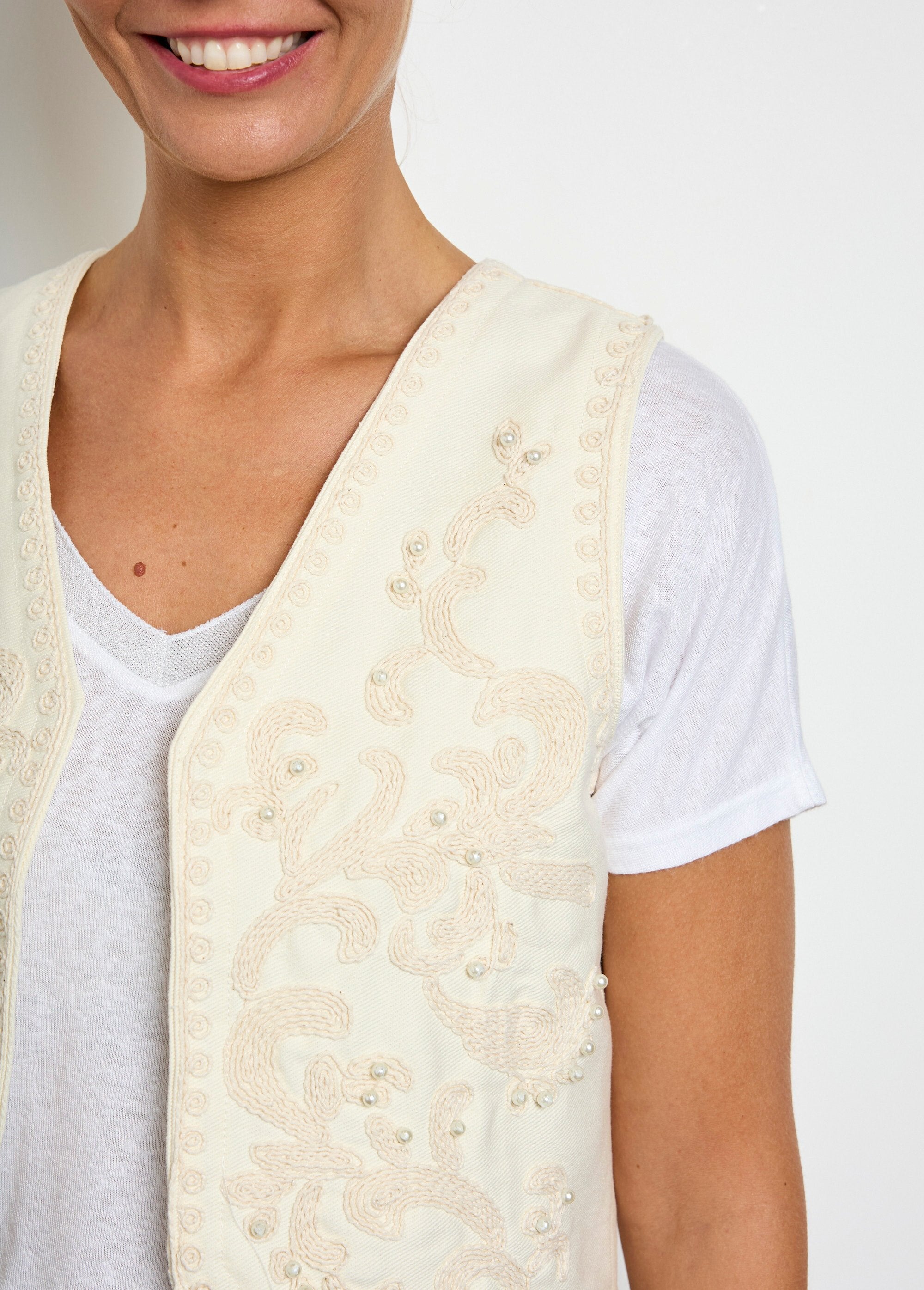 Gilet_sans_manches_broderies_et_perles_Ecru_DE1_slim