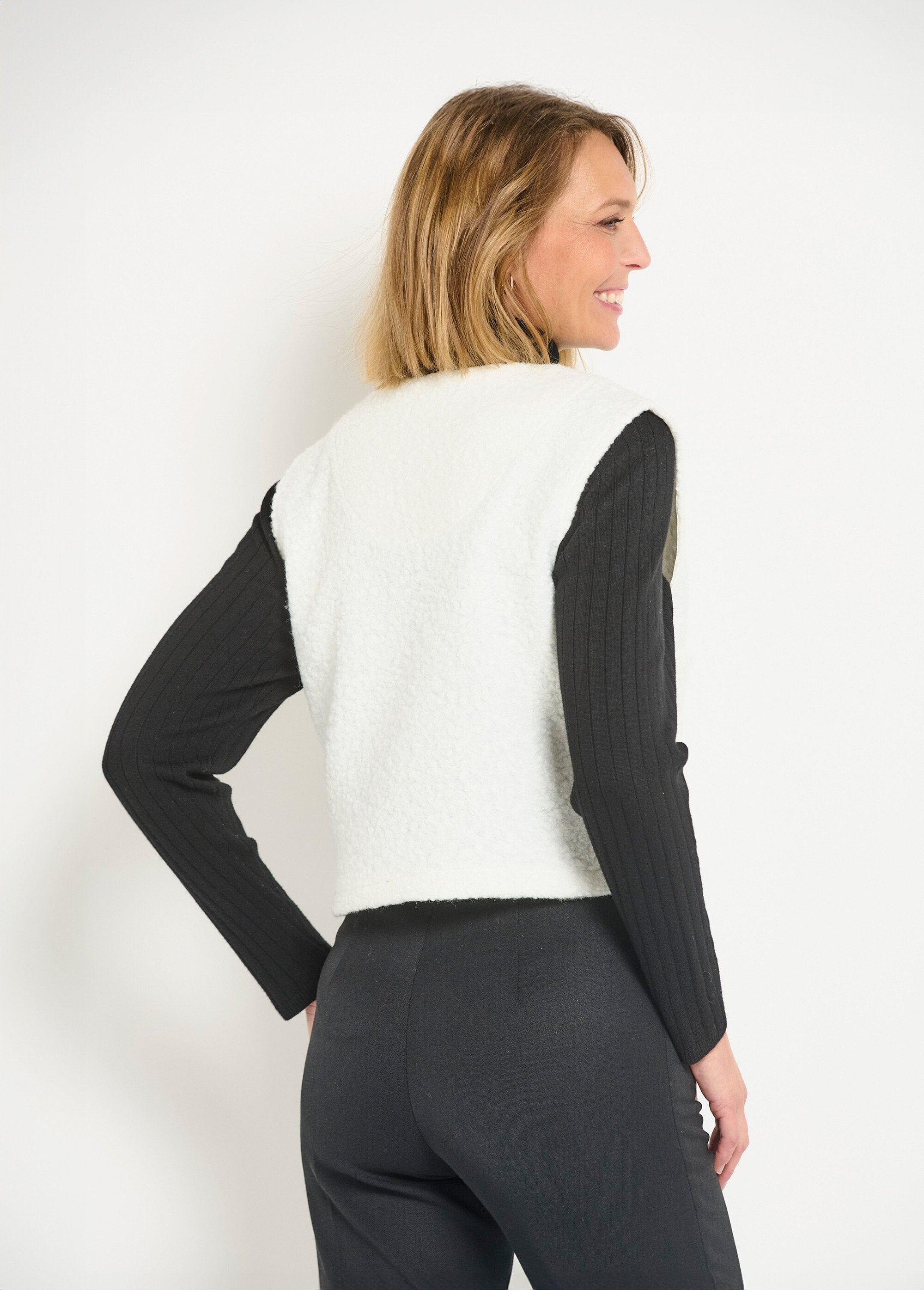 Mouwloos_vest_met_rits_en_wollen_touch_Ecru_DO1_slim