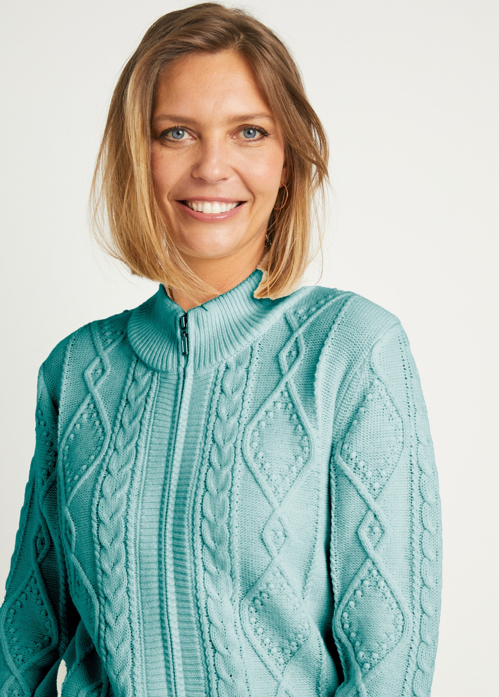 Warm_vest_met_rits_en_gekabelde_hoge_kraag_Groente_DE1_slim