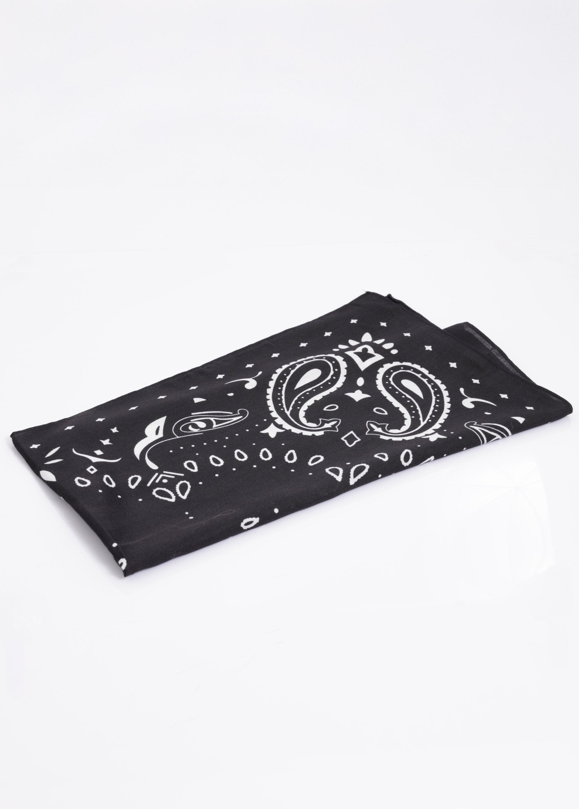 Large_square_bandana-patterned_scarf_Black_DE1_slim