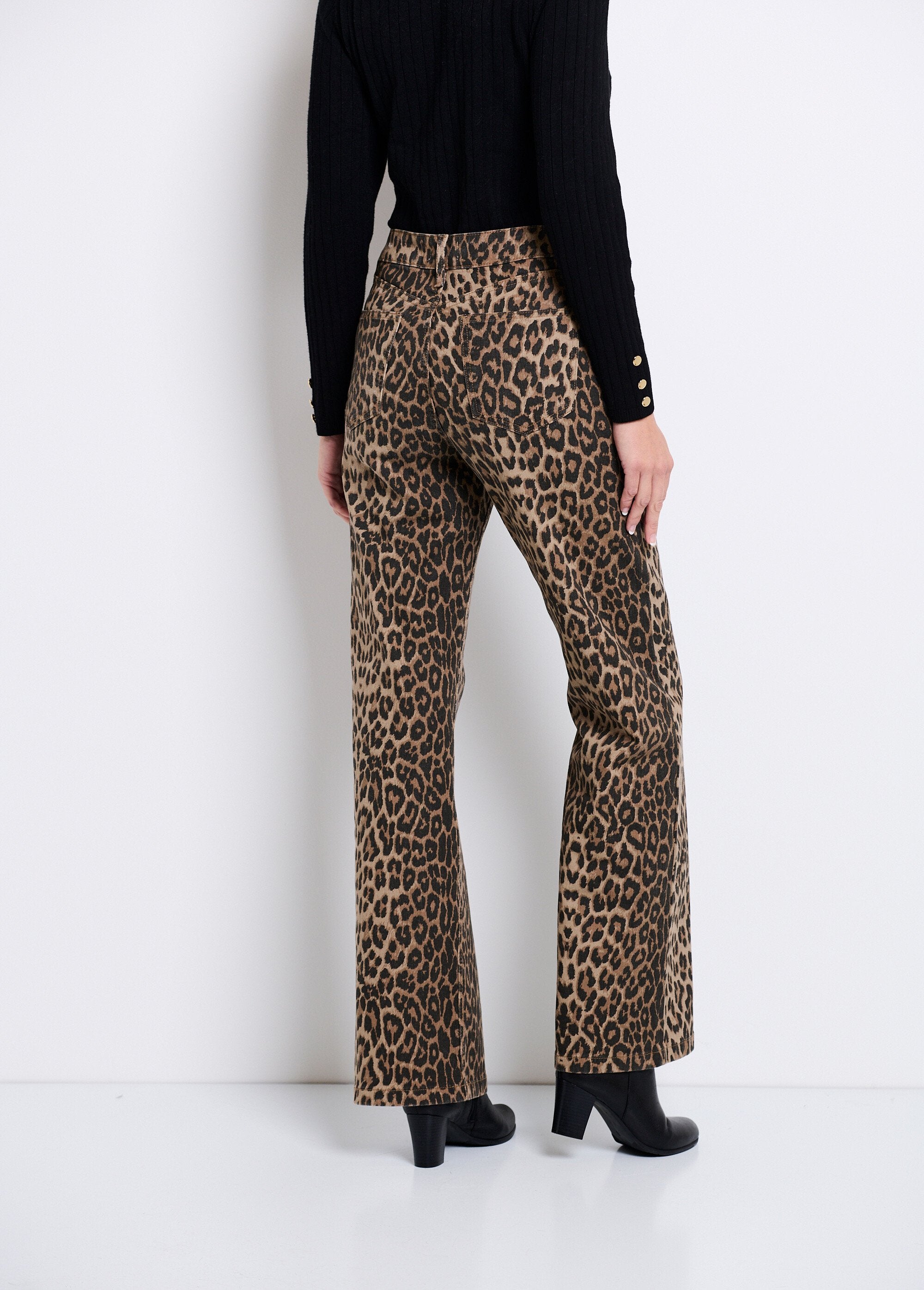 Rechte_5-pocket_jeans_met_luipaardprint_Leopard_DO1_slim