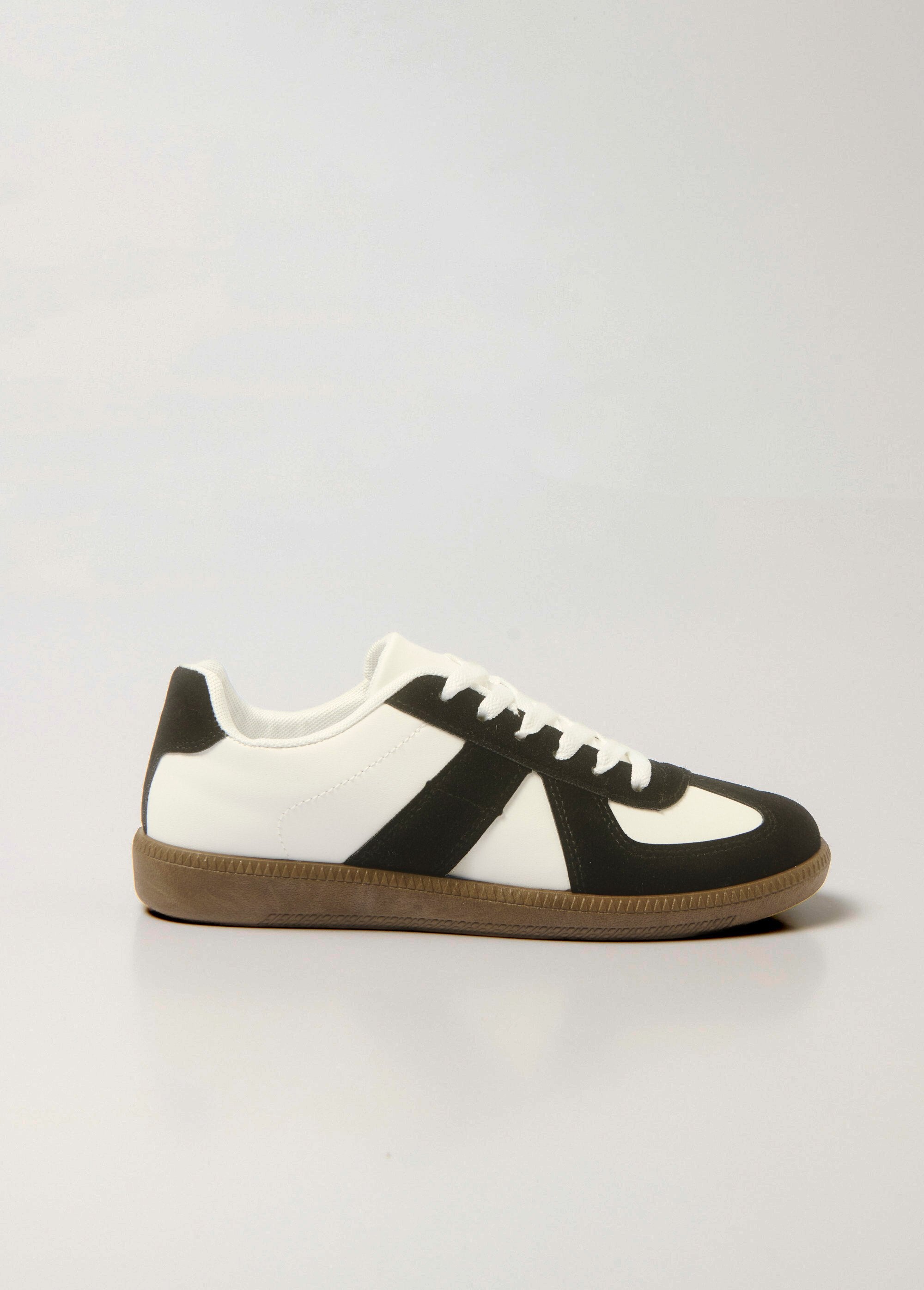Tweekleurige_sportschoenen_met_suède-effect_details_Blanc_et_noir_DR1_slim
