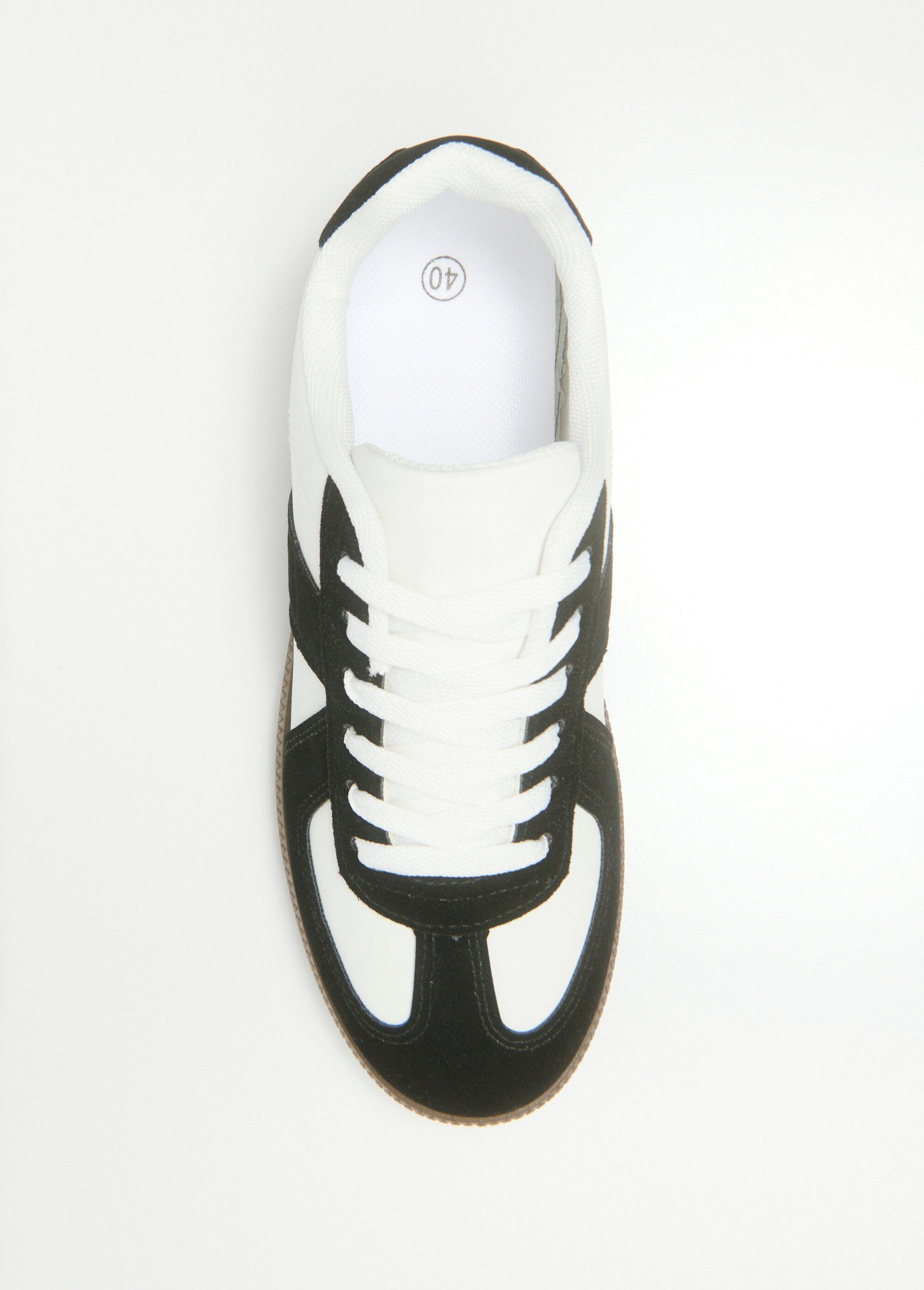 Tweekleurige_sportschoenen_met_suède-effect_details_Blanc_et_noir_OV1_slim