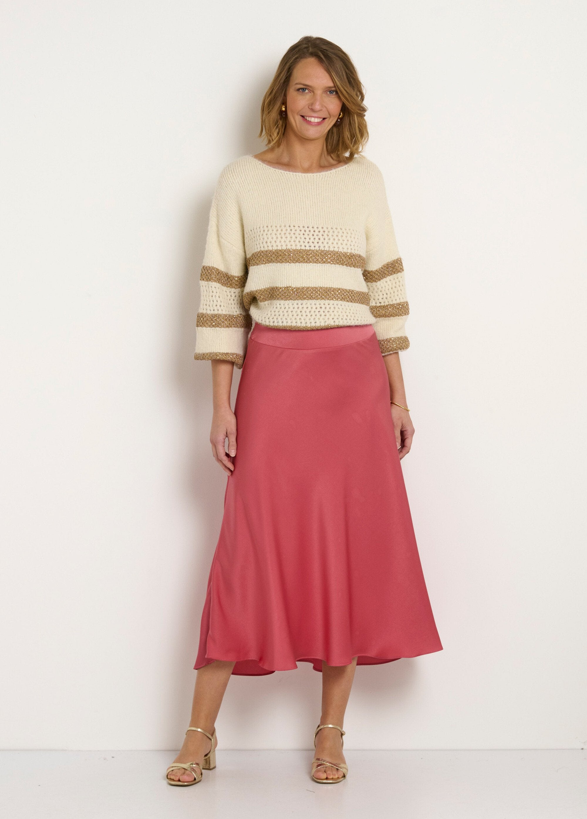 Lange_uitlopende_rok_van_satijn_met_elastiek_op_de_rug_Corail_SF1_slim