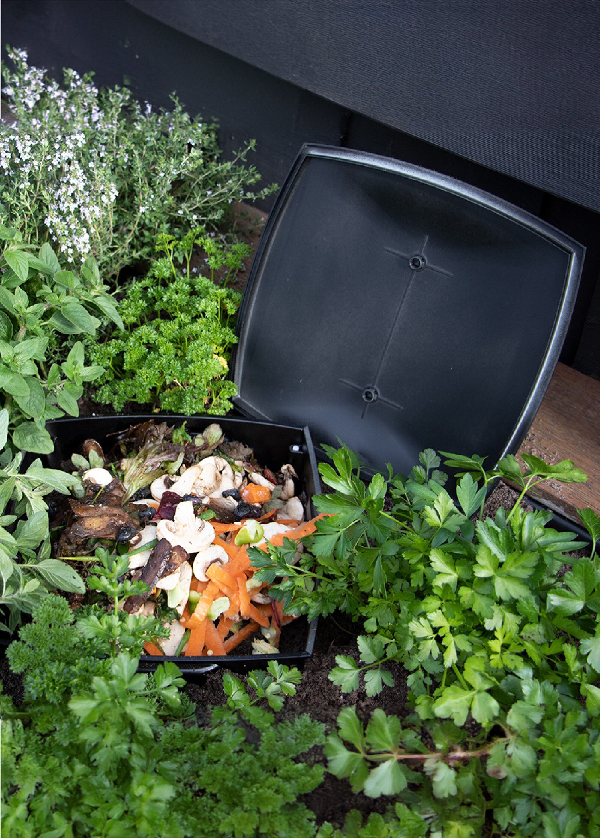 Lombricomposteur_compact_17_litres_Noir_DE1_slim