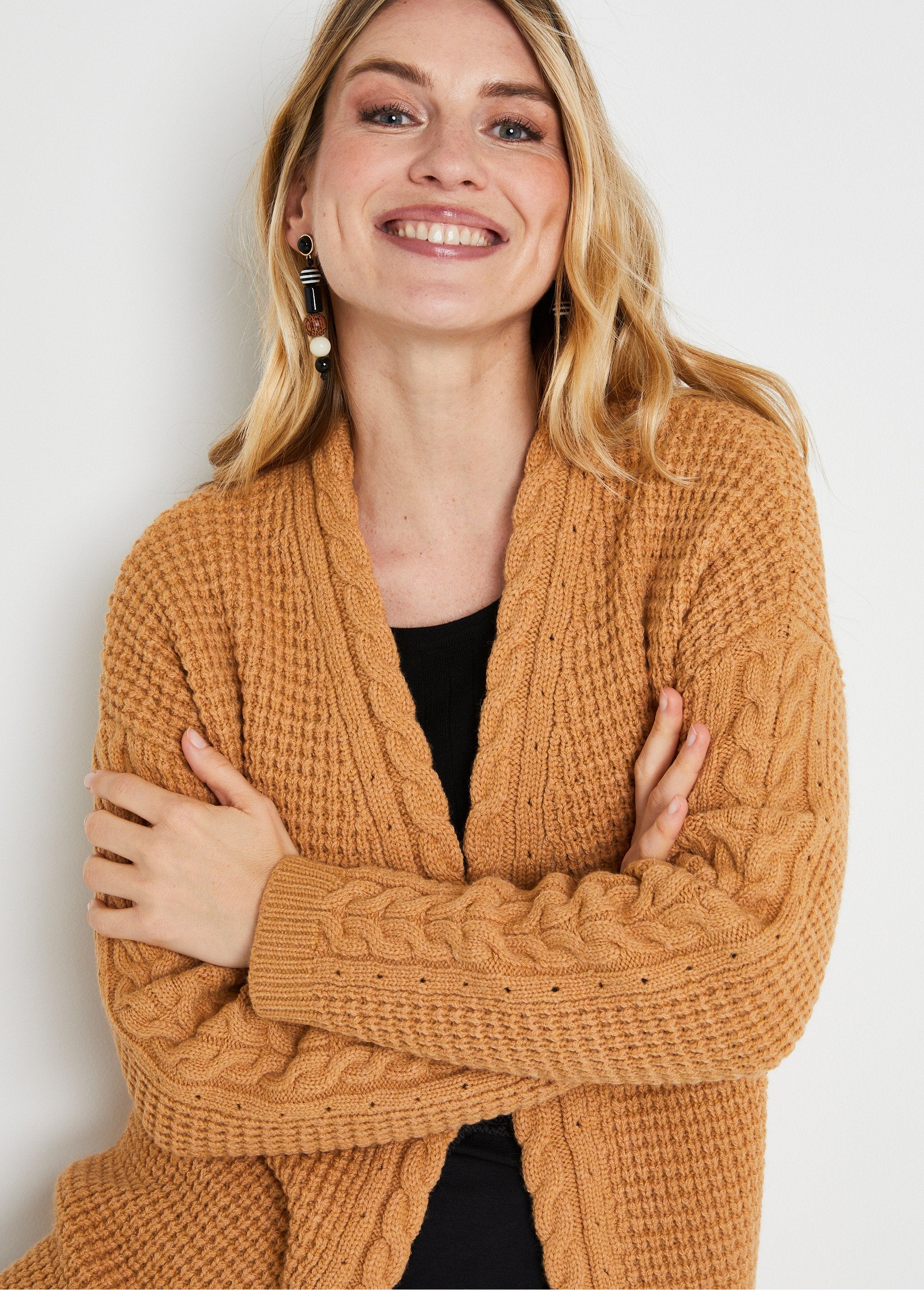 Long_gilet_chaud_perlé_col_V_torsadé_pressionné_Miel_DE1_slim