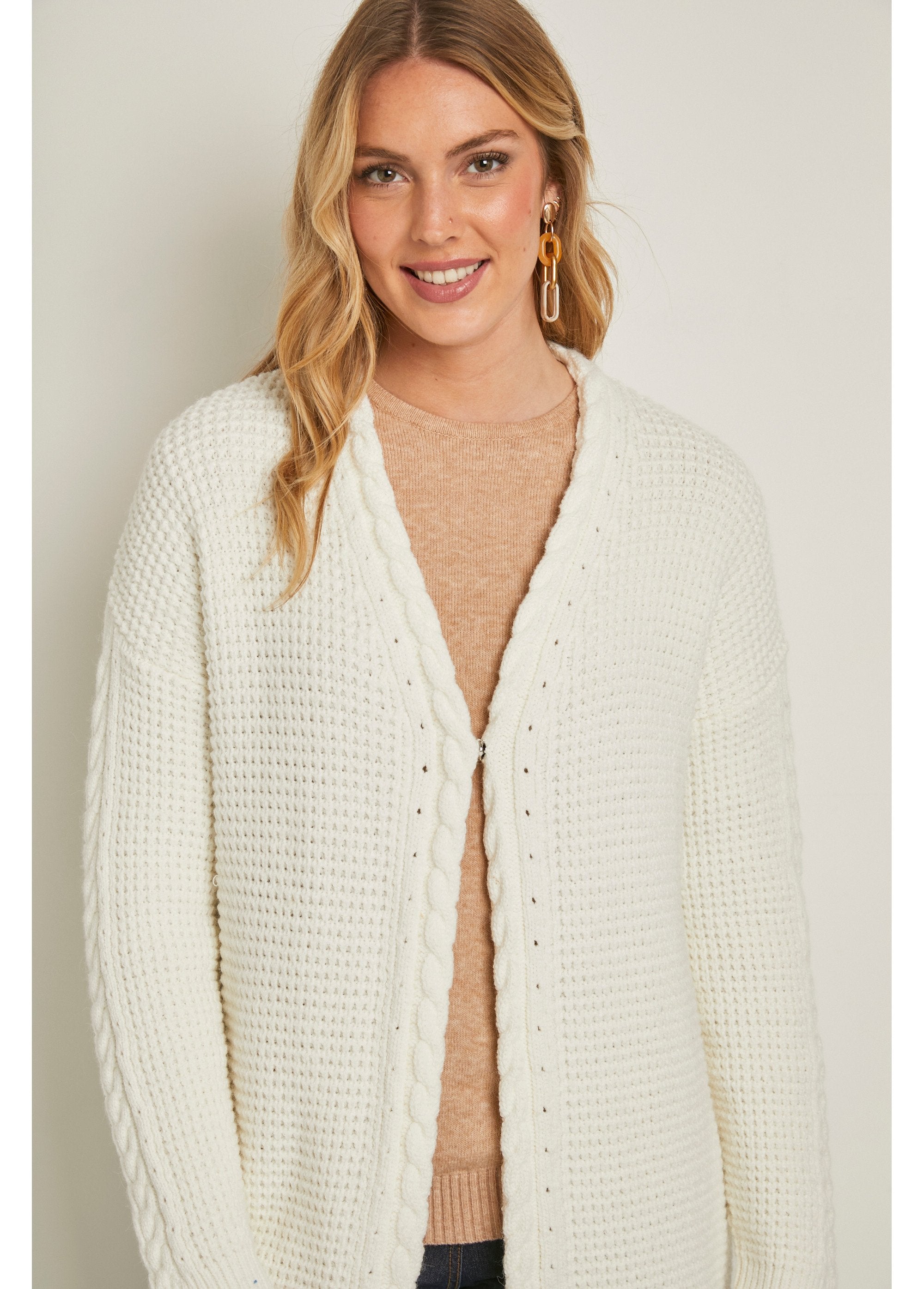 Long_gilet_chaud_perlé_col_V_torsadé_pressionné_Ecru_DE1_slim