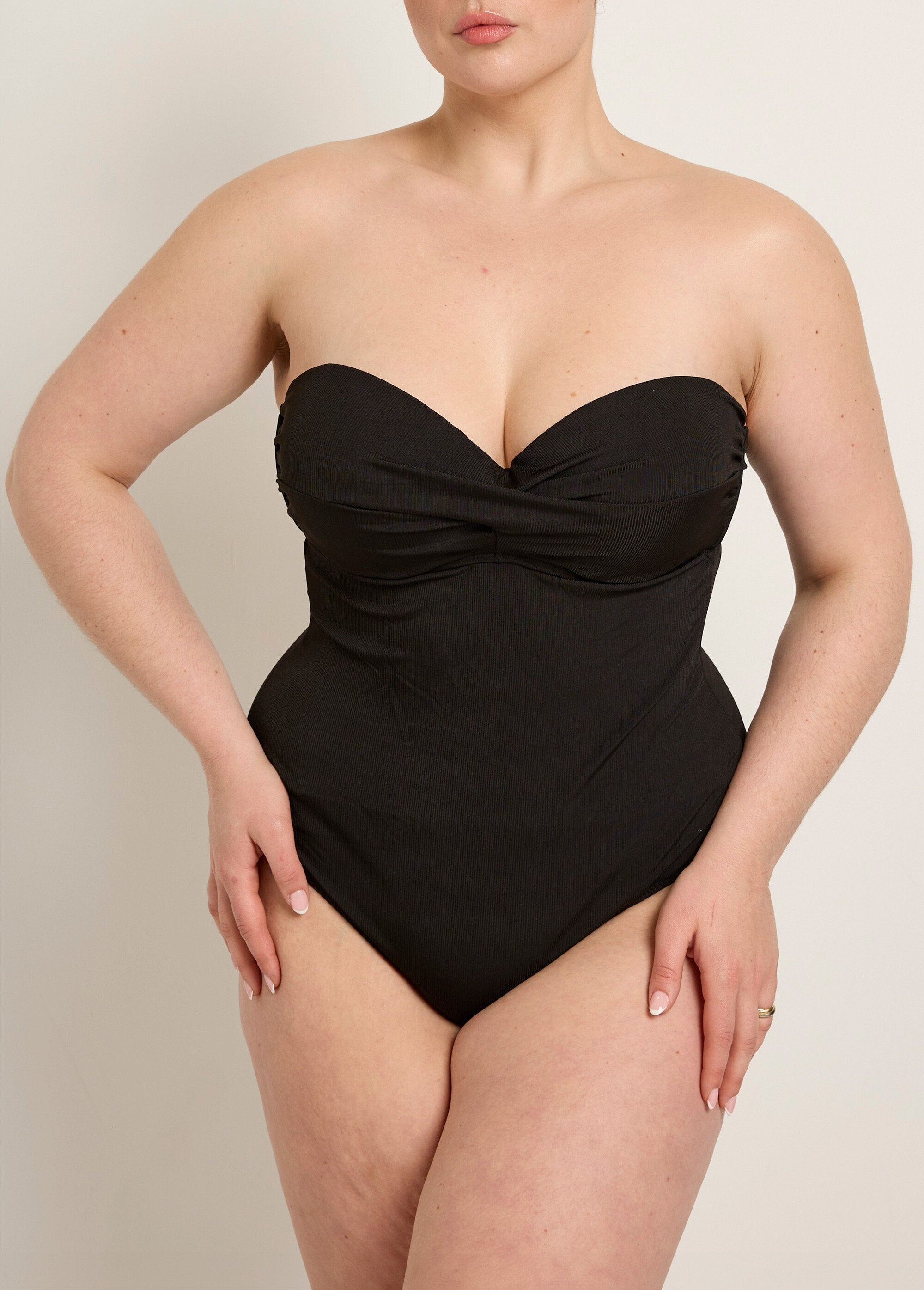 Gedrapeerd_1-delig_zwempak,_rugdetail_Noir_FA2_curvy