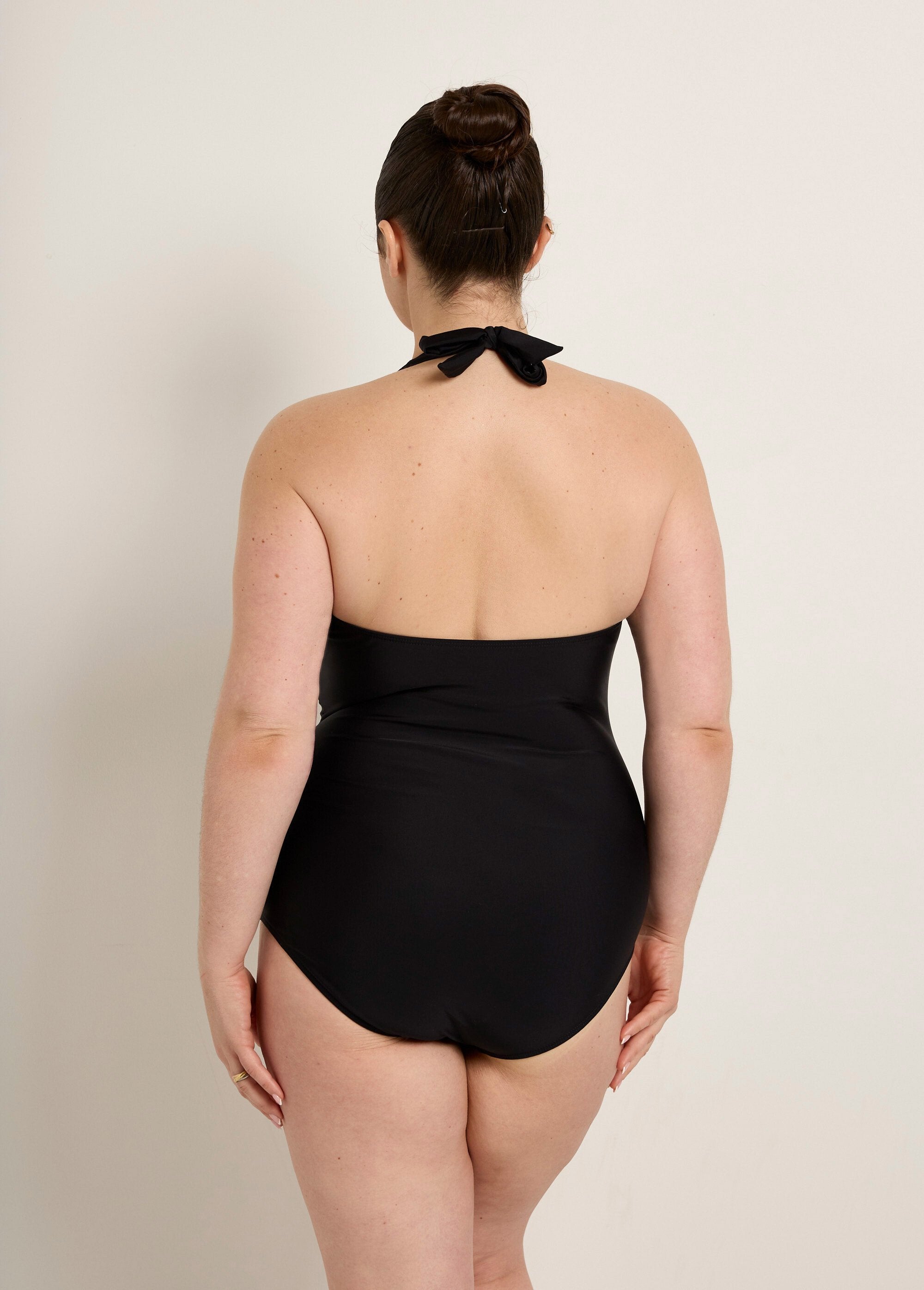 Gedrapeerd_eendelig_zwempak,_halter_Noir_DO1_curvy