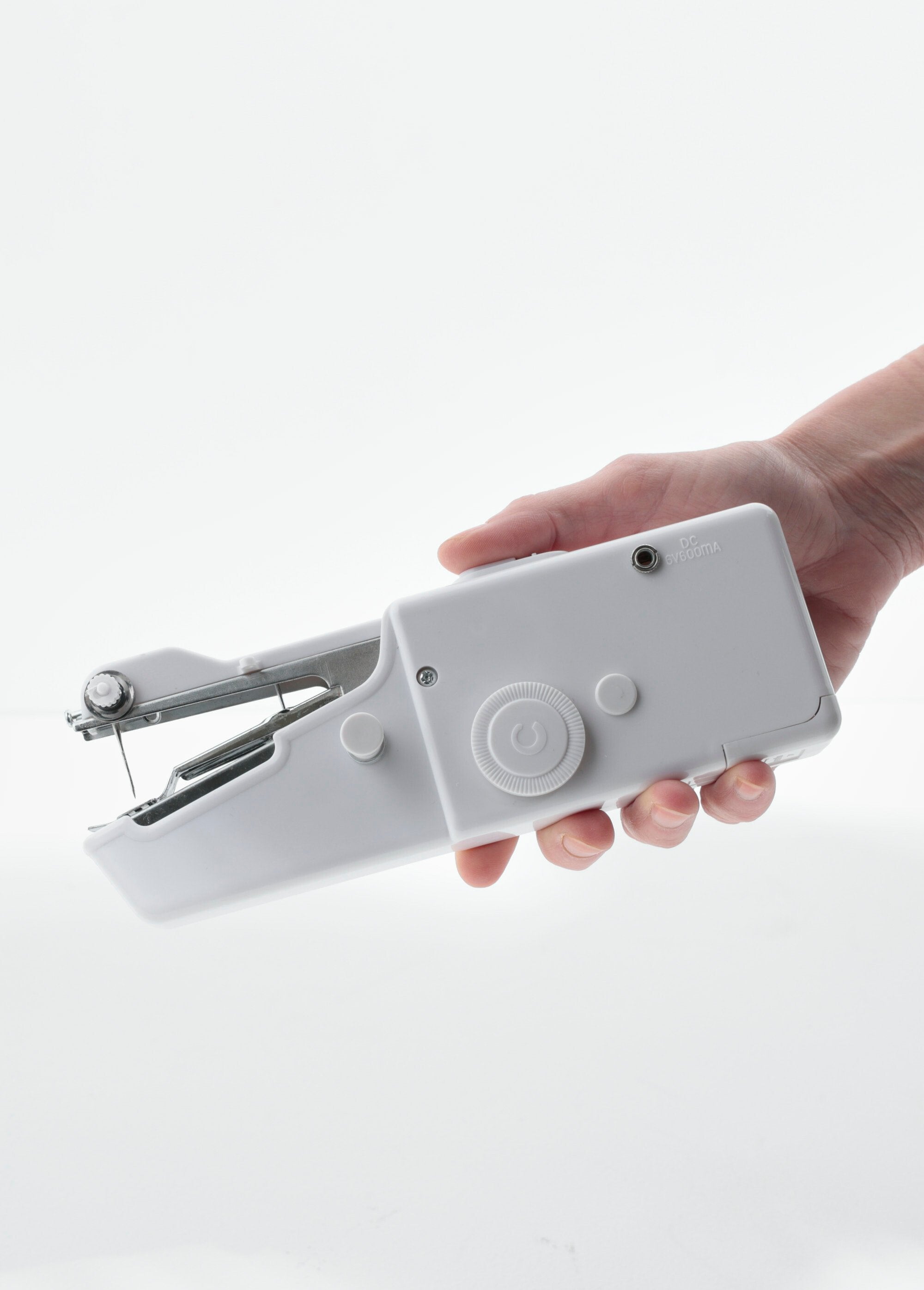 Mini_draagbare_naaimachine_Blanc_FA2_slim