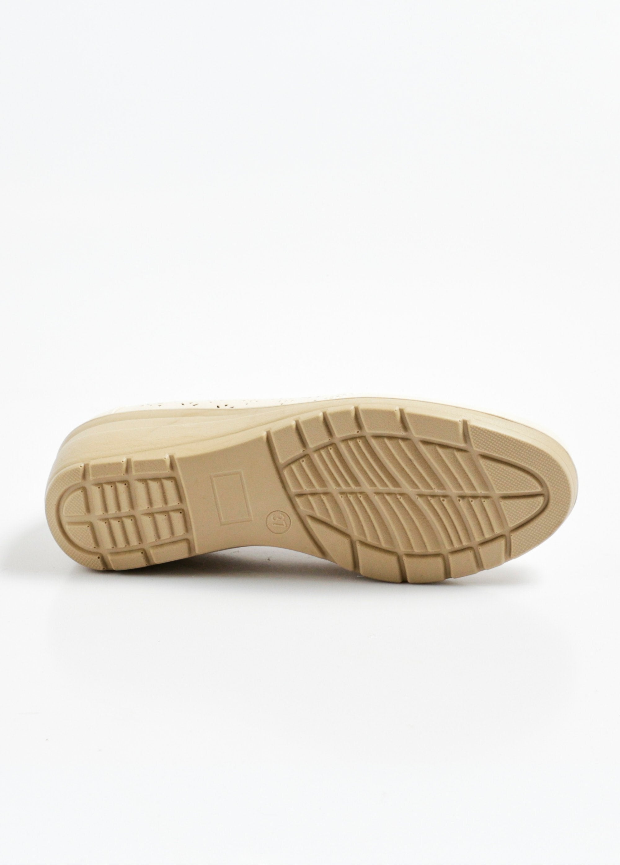 Mocassin_ajouré_confort_élastiques_côtés_Beige_UN1_slim