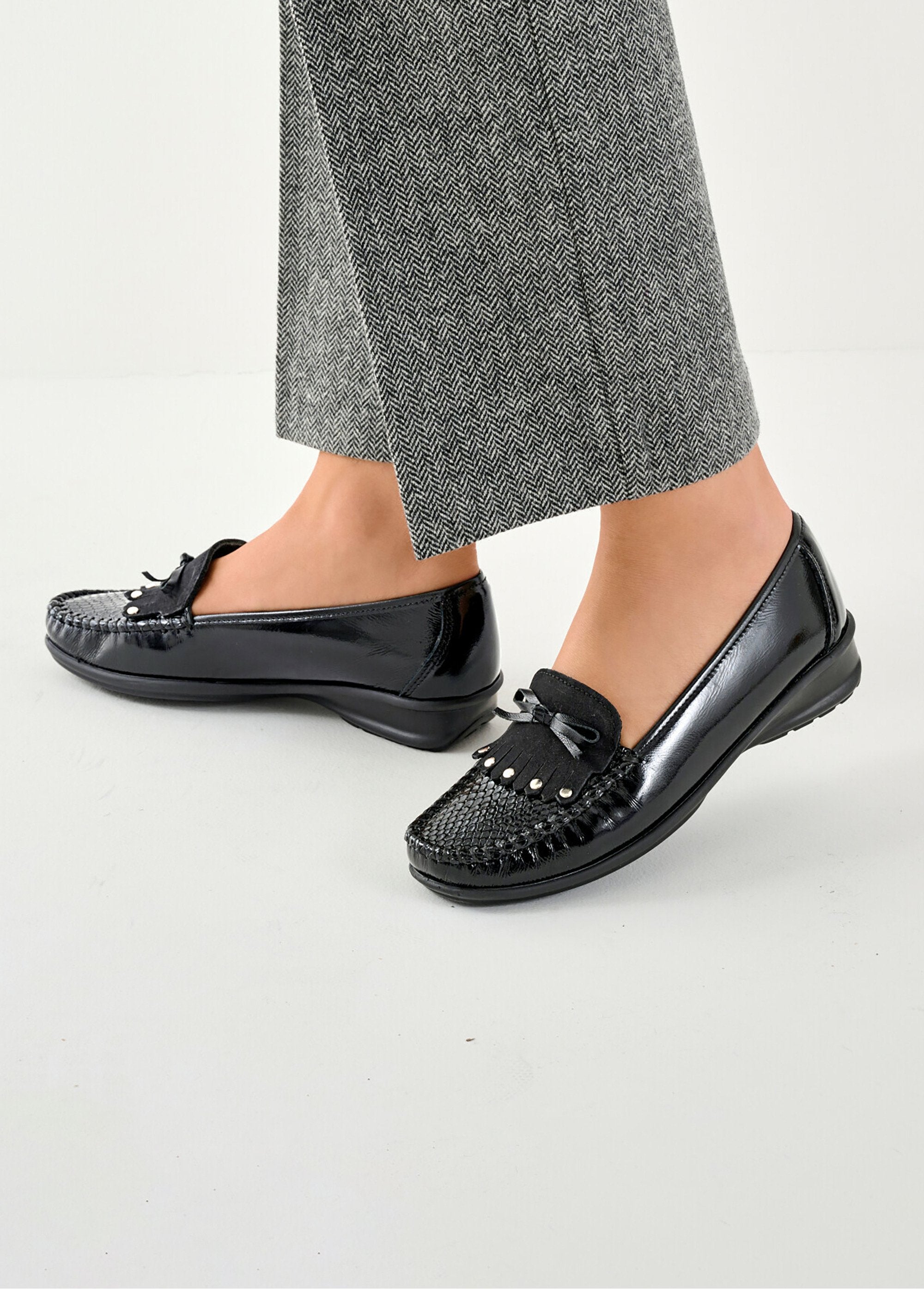 Mocassins_compensés_cuir_patte_frangée_Vernis_noir_SF1_slim