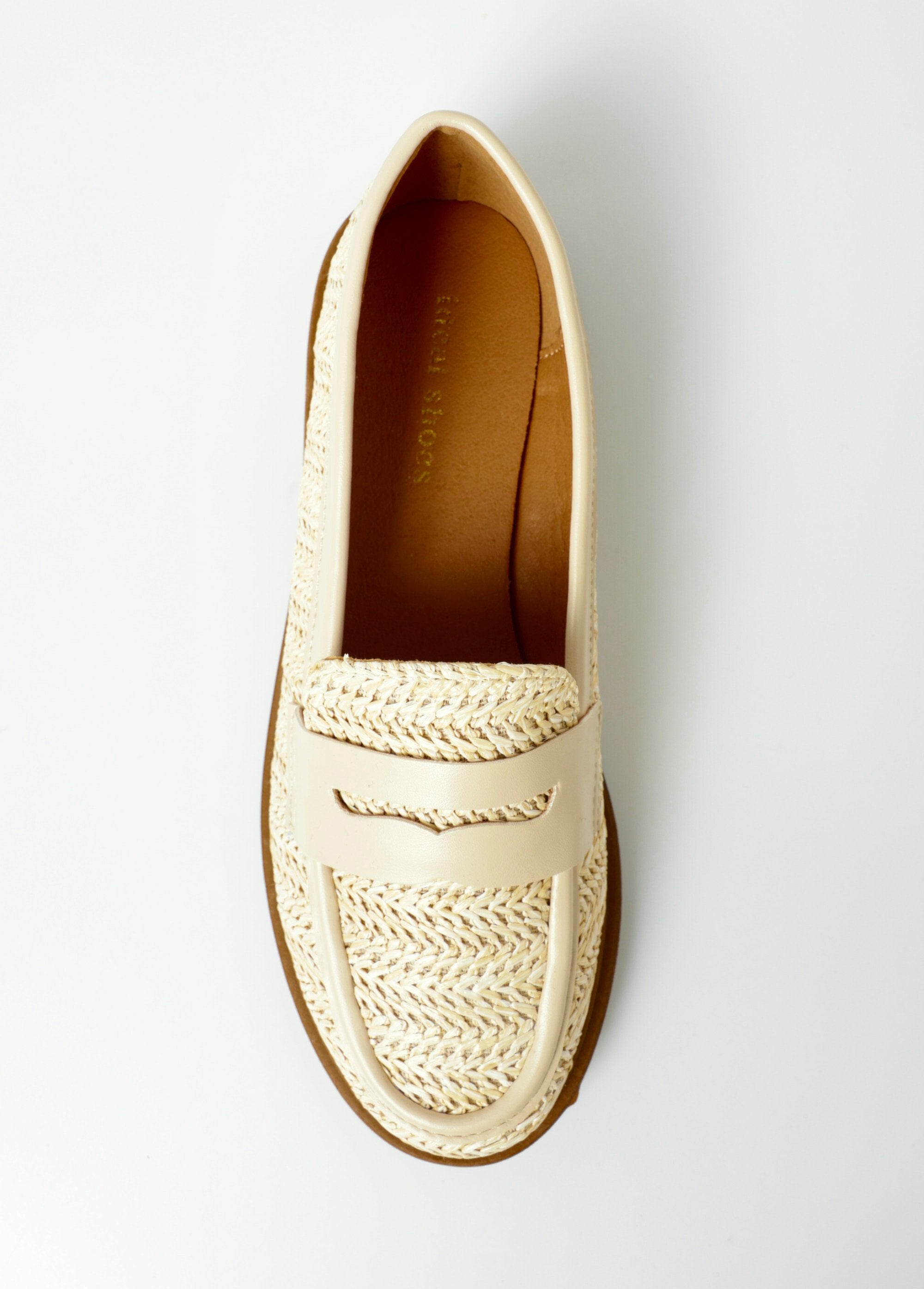 Metallic_loafers_met_mat_effect_en_sluiting_Beige_OV1_slim