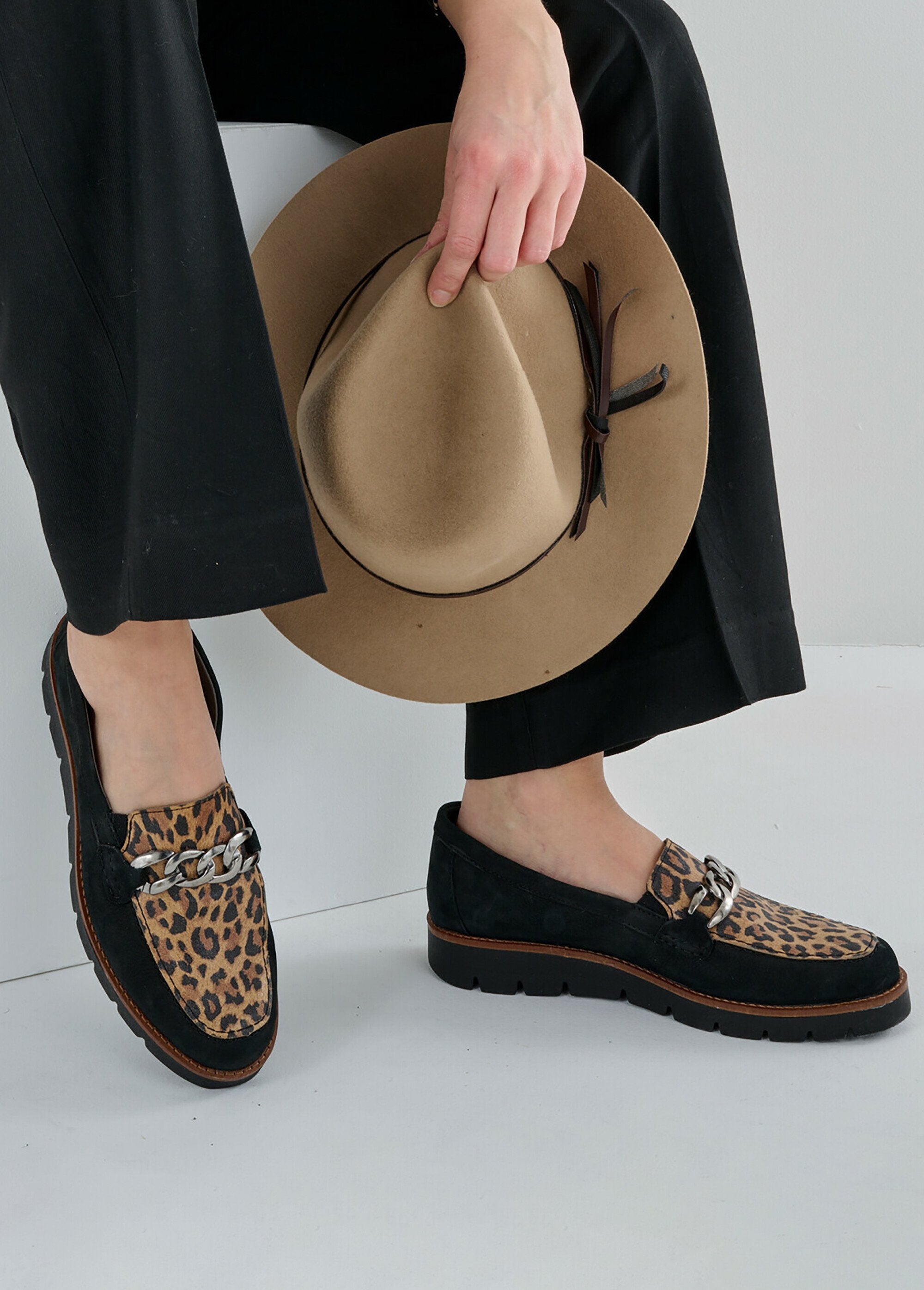Mocassins_grande_largeur_cuir_chaîne_à_maillons_Leopard_SF1_slim