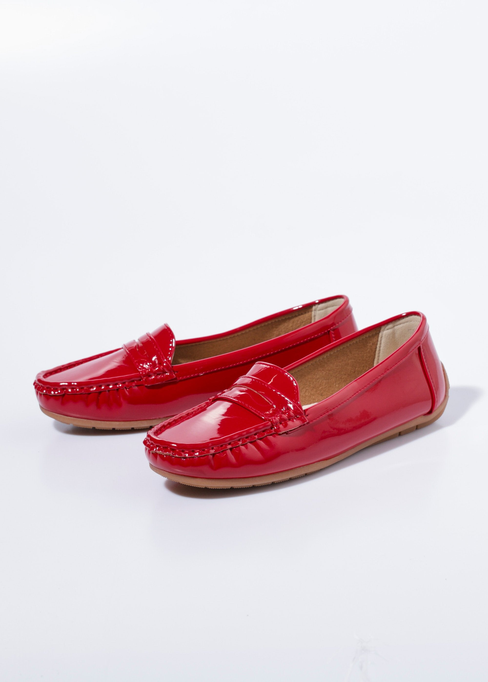 Patent_leather_loafers_with_non-slip_soles_Red_varnish_DE1_slim