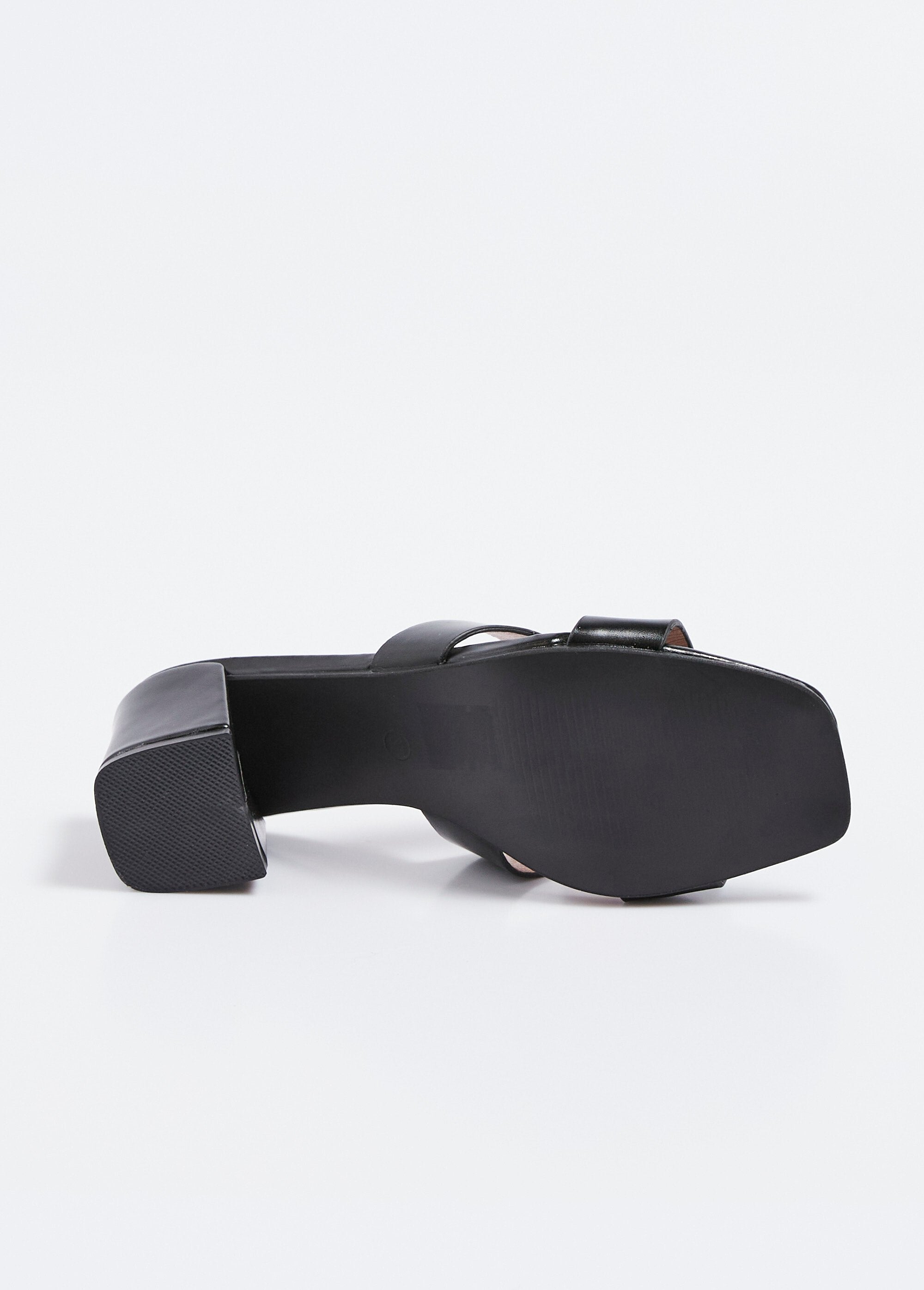 Chique_muiltjes_met_vierkante_teen_en_dikke_hak_Noir_UN1_slim